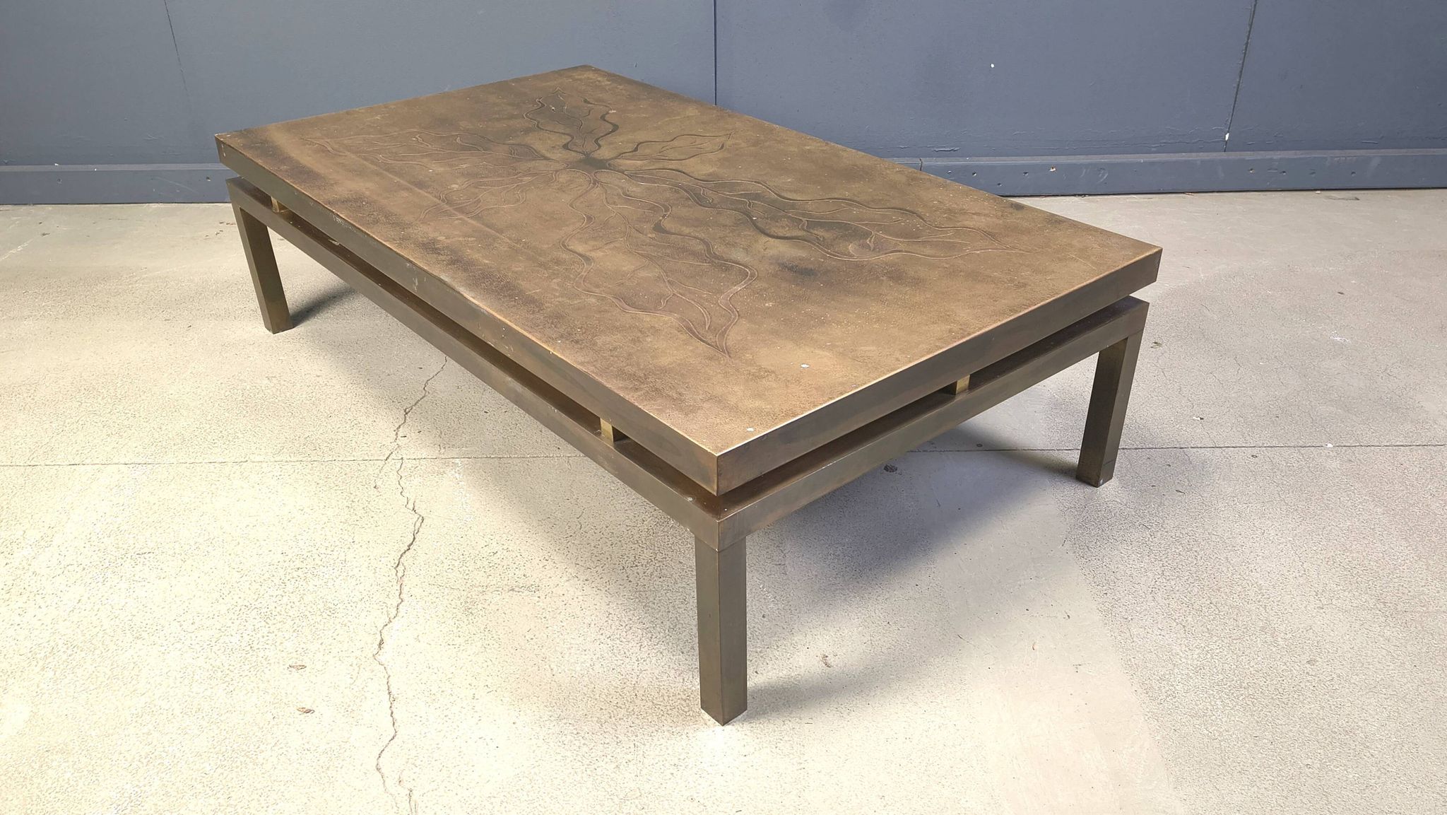 Table basse en laiton gravé vintage signée par Willy Daro, années 1970.