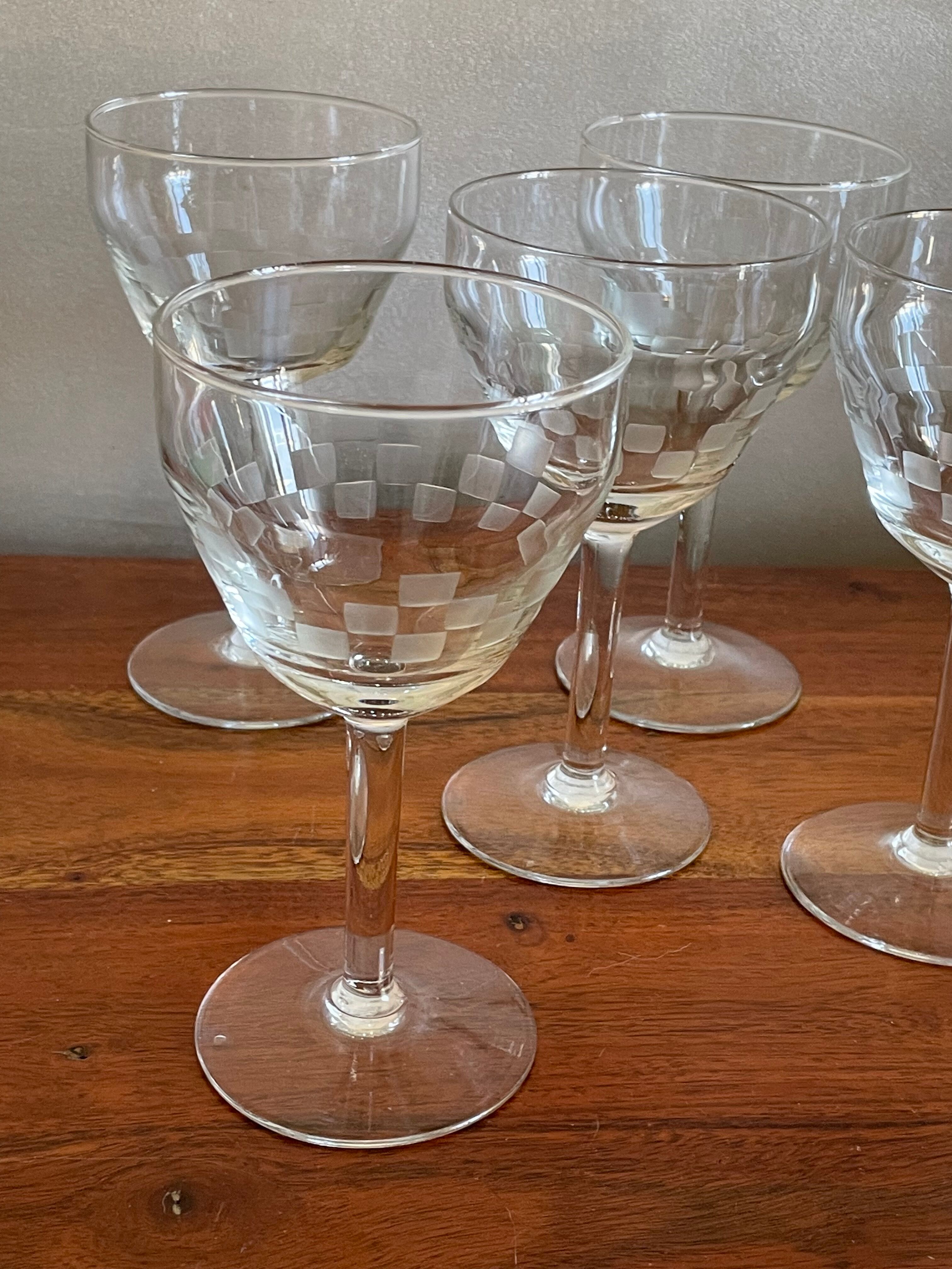5 glasses with feet in square engraved glass pattern