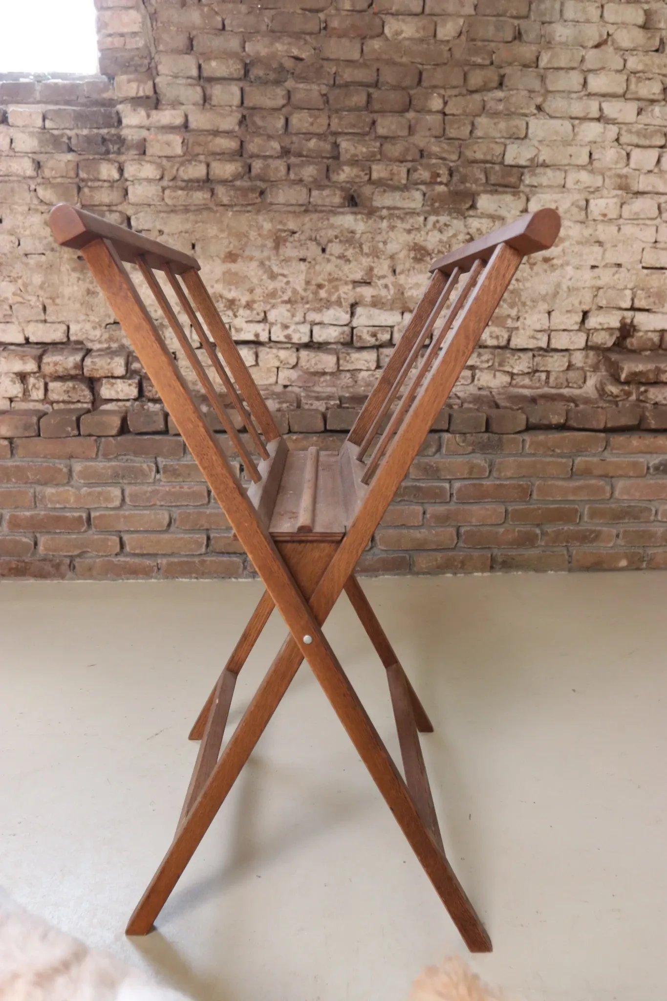 Folding oak magazine rack with slats – vintage magazine stand, mid-20th c.