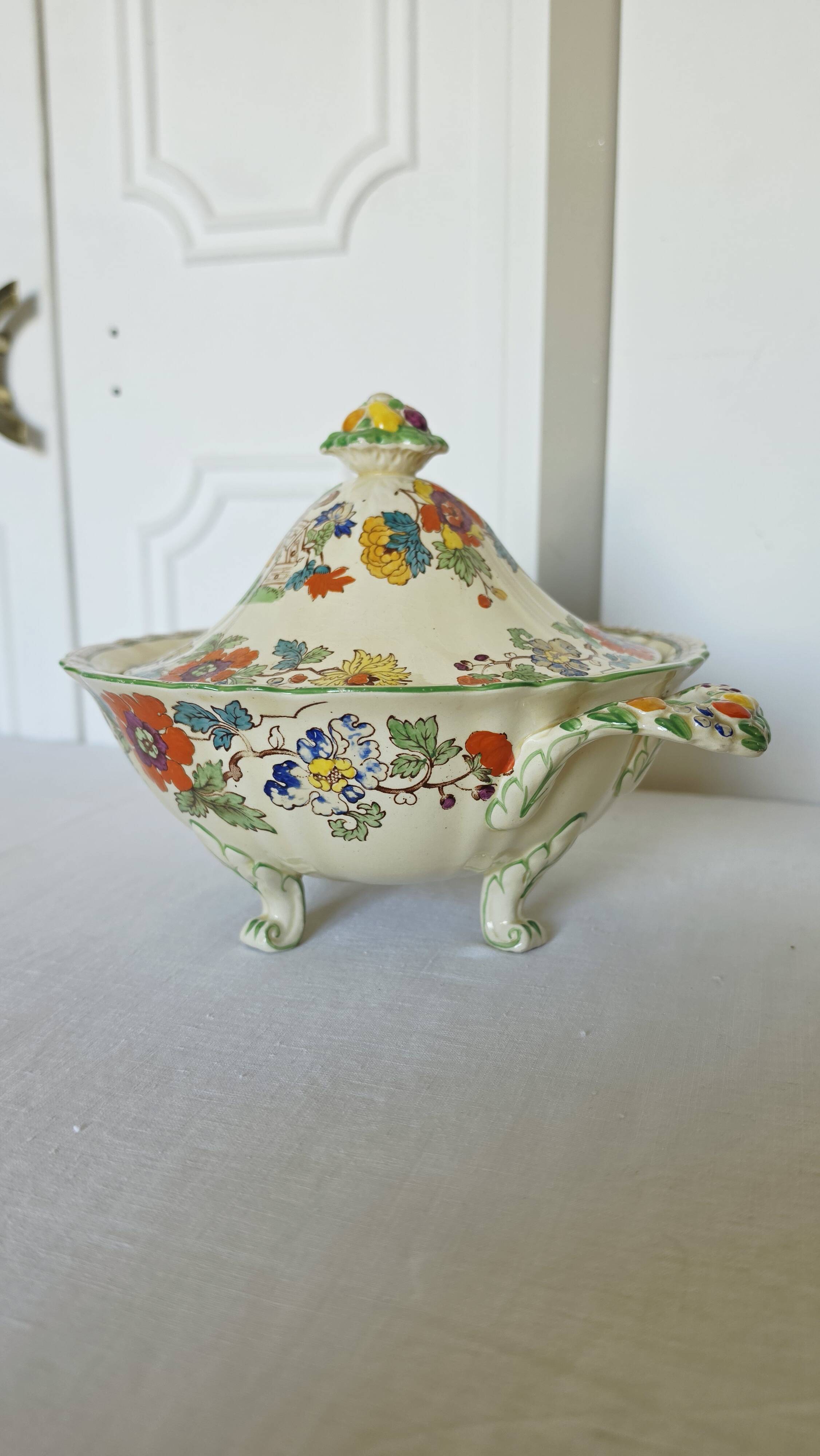Antique soup tureen on feet from the prestigious English manufacturer Mason's,
