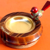 Cendrier à main, bois tourné, décor oiseau, années 1950