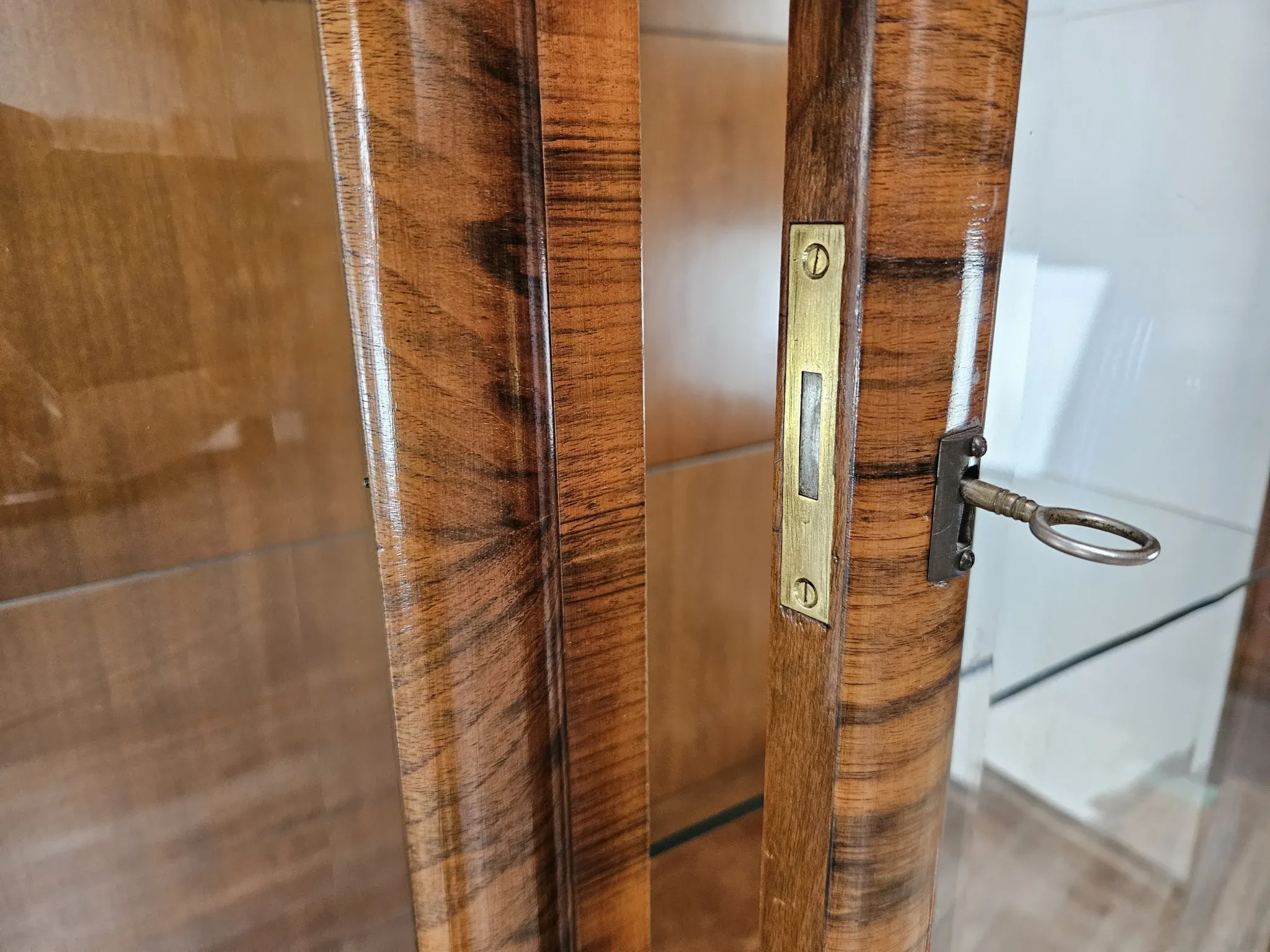 French Art Decò display cabinet from the 1940s in walnut