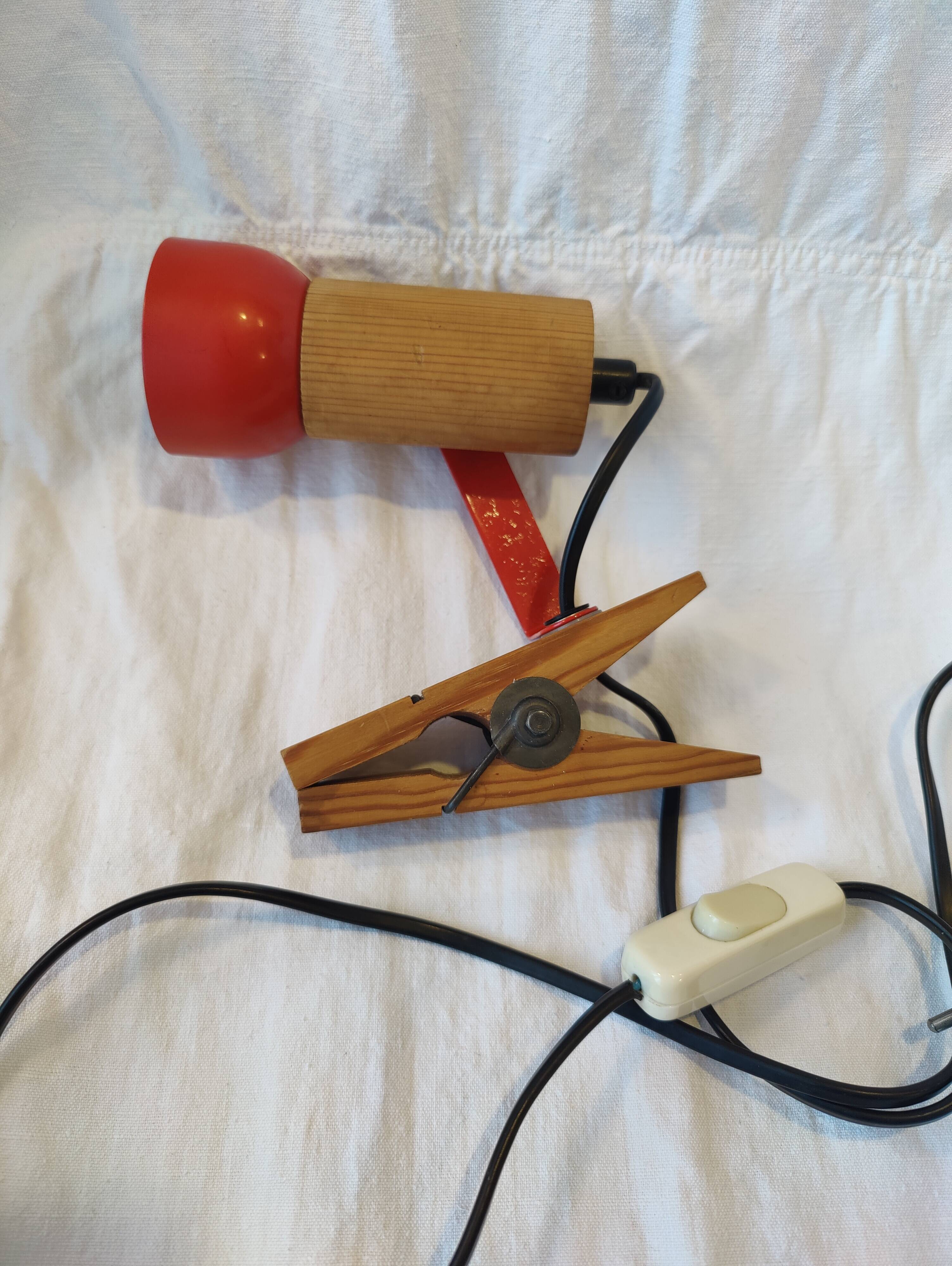 Spot vintage à pince bois et métal rouge