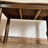 Table brutaliste