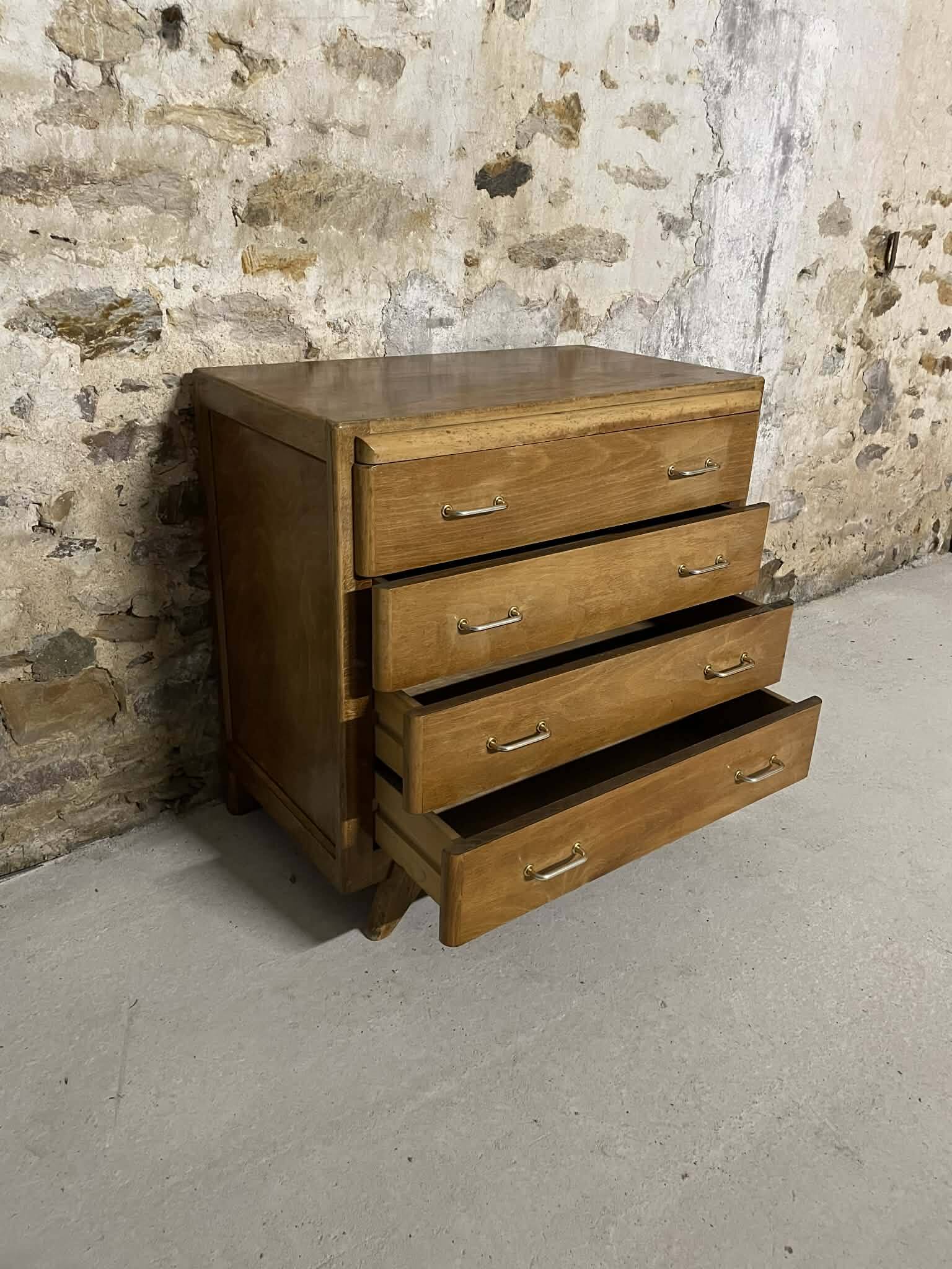 Vintage chest of drawers with 4 drawers and tapered legs.