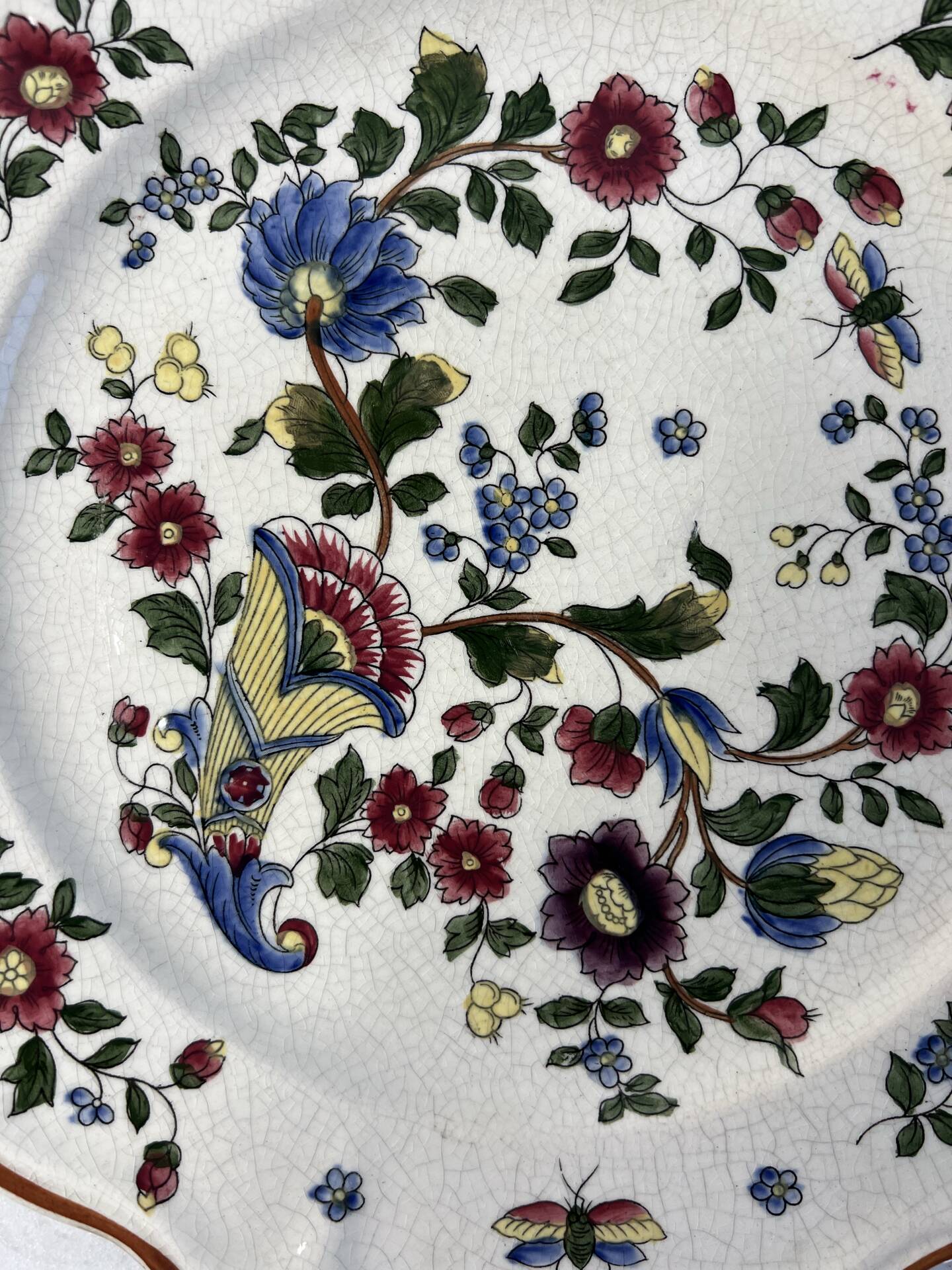 Hand-painted earthenware plate 26cm