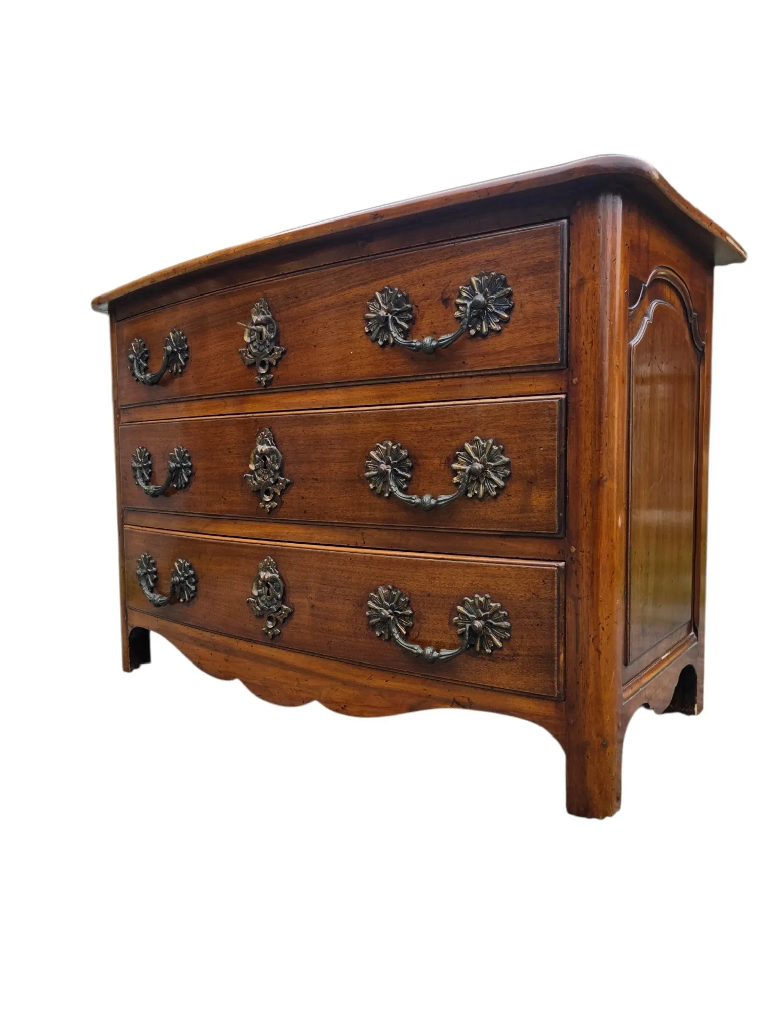Commode galbée style Louis XV en noyer massif 