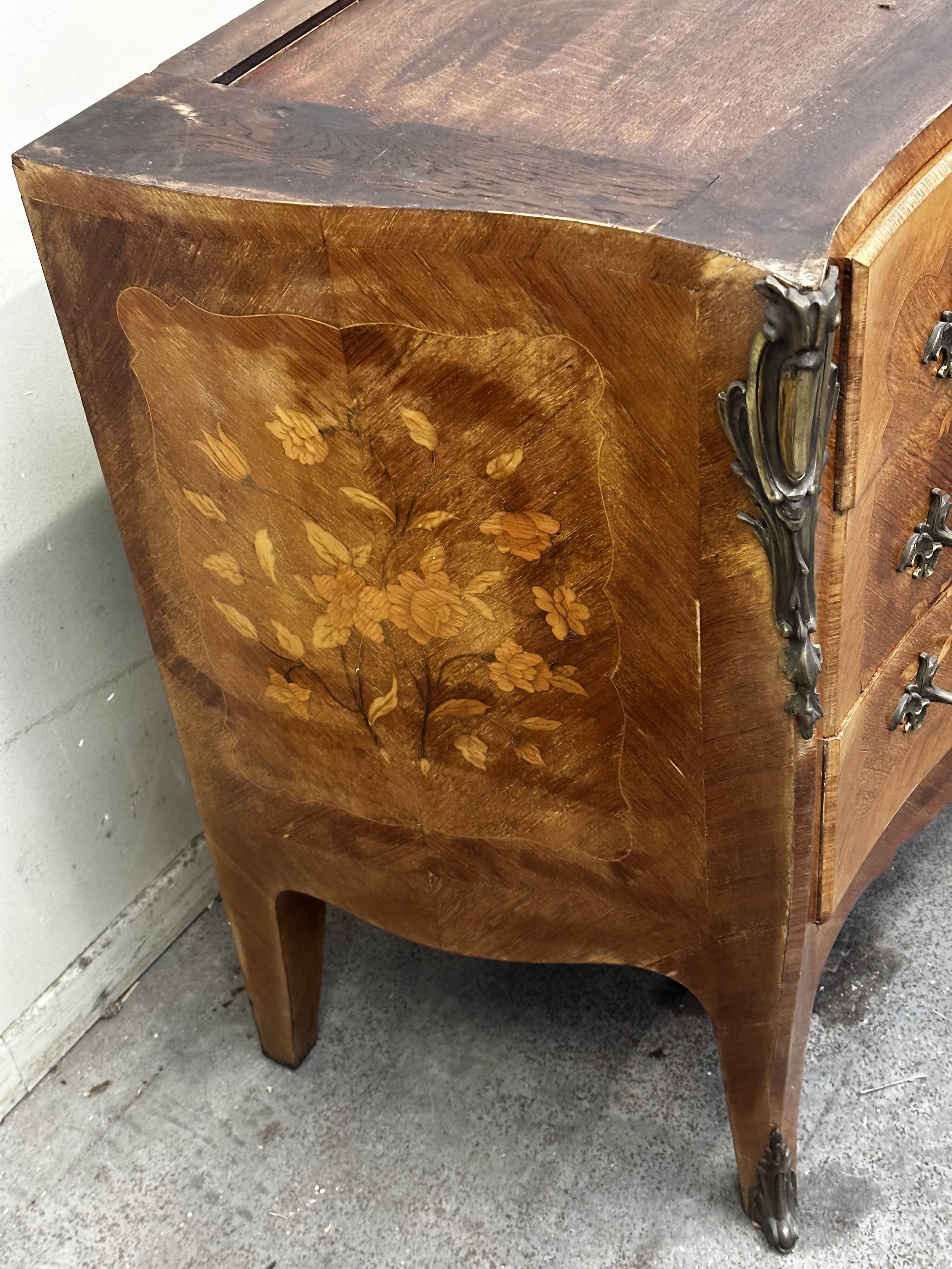 Curved and inlaid chest of drawers, Louis XV style, late 19th-early 20th century