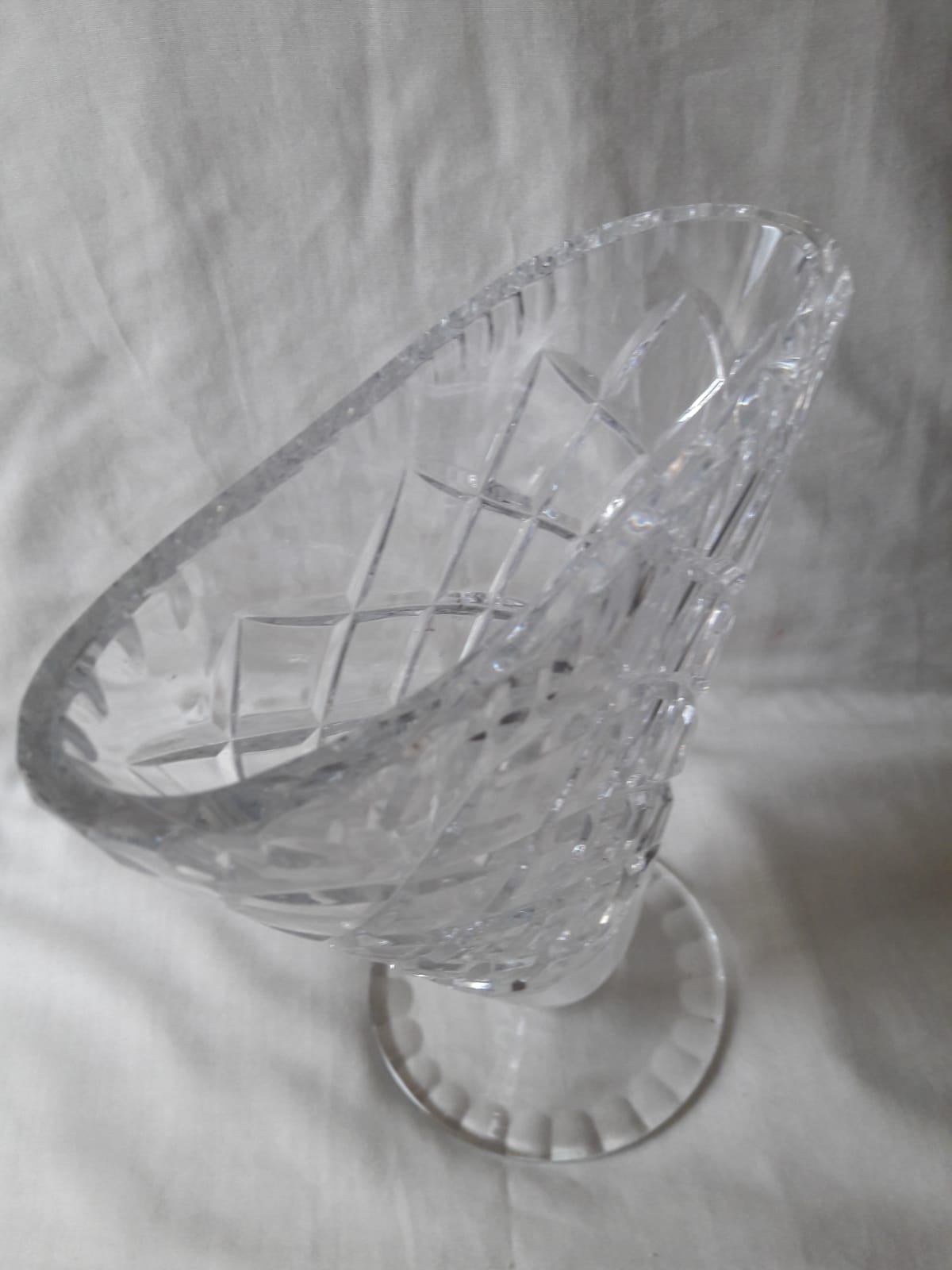 Vase sur un pied en verre taillé