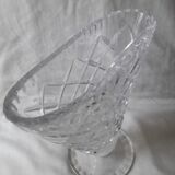 Vase sur un pied en verre taillé