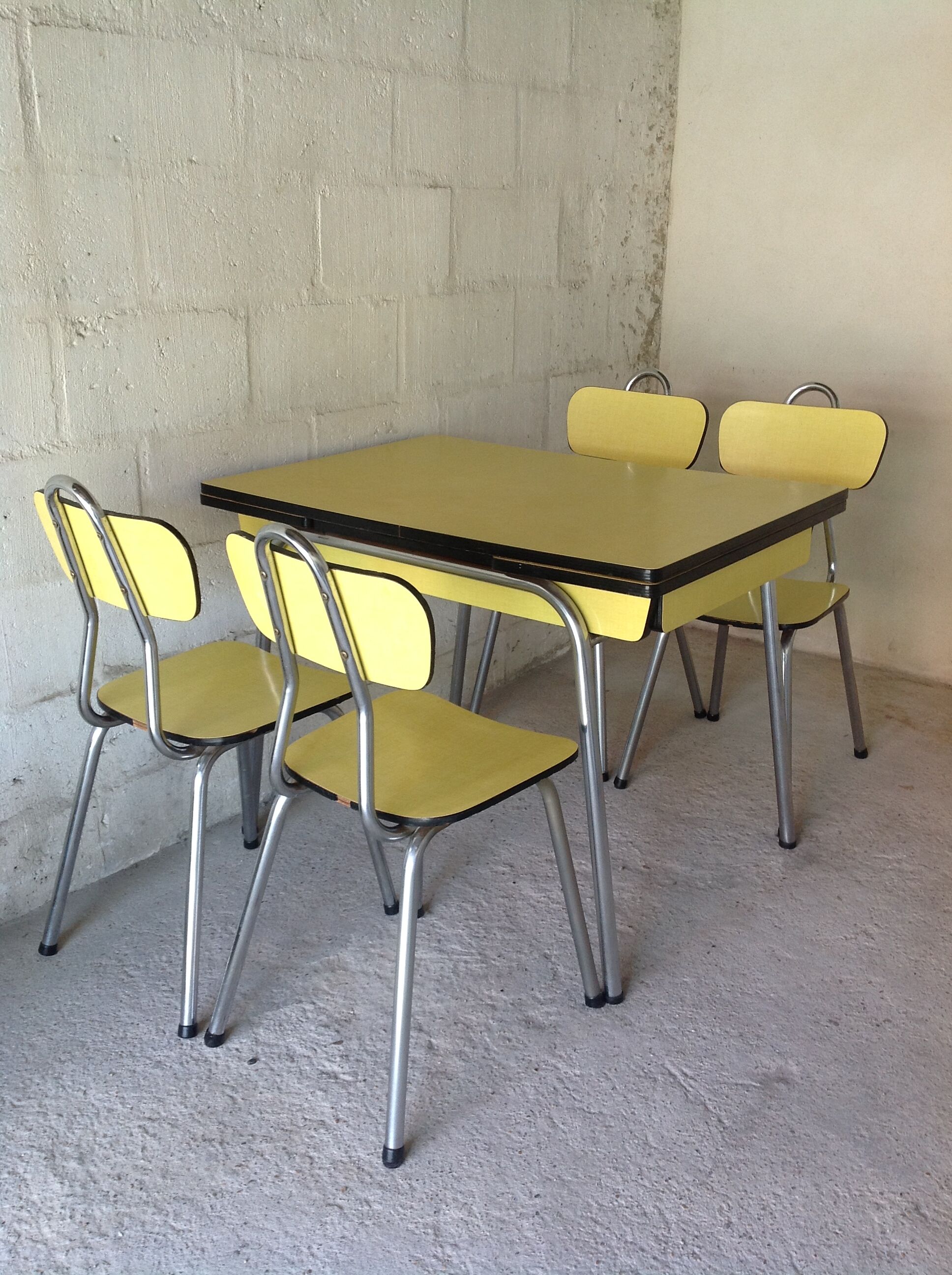 Yellow formica table and its 4 chairs