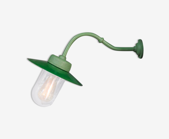Metal gooseneck wall lamp and cast cast metal