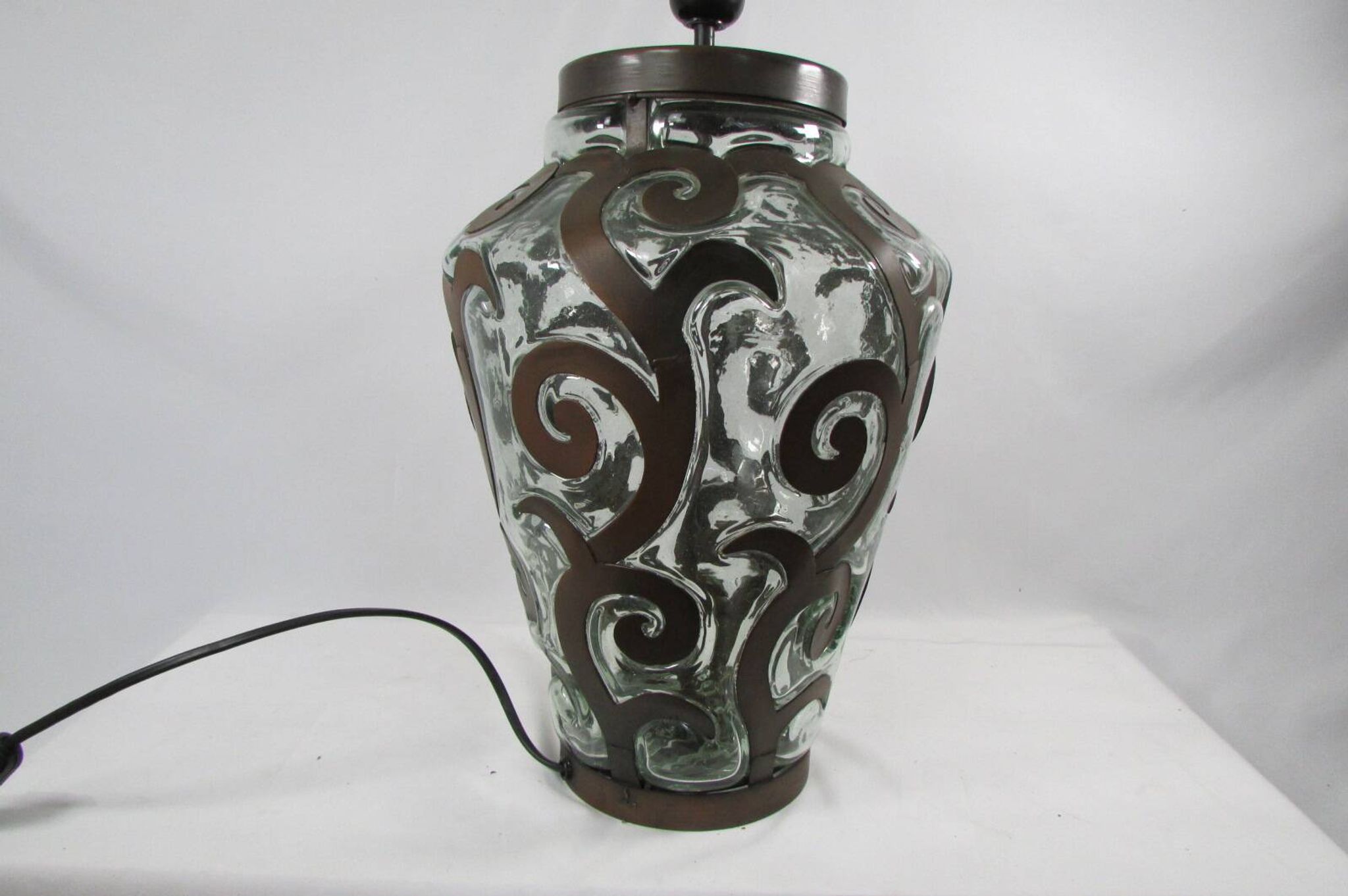 Lampe de salon, fer forgé et verre soufflé
