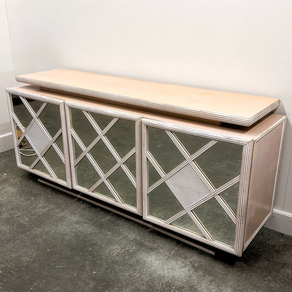 Buffet géométrique rose pâle à miroir Roche Bobois, années 1980, France.
