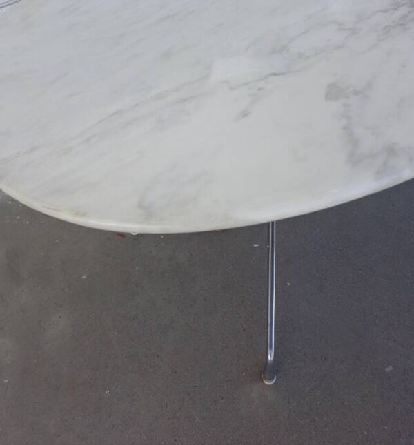 Table ovale Eames “Segmented” en marbre blanc piètement inox, H. Miller, 1970