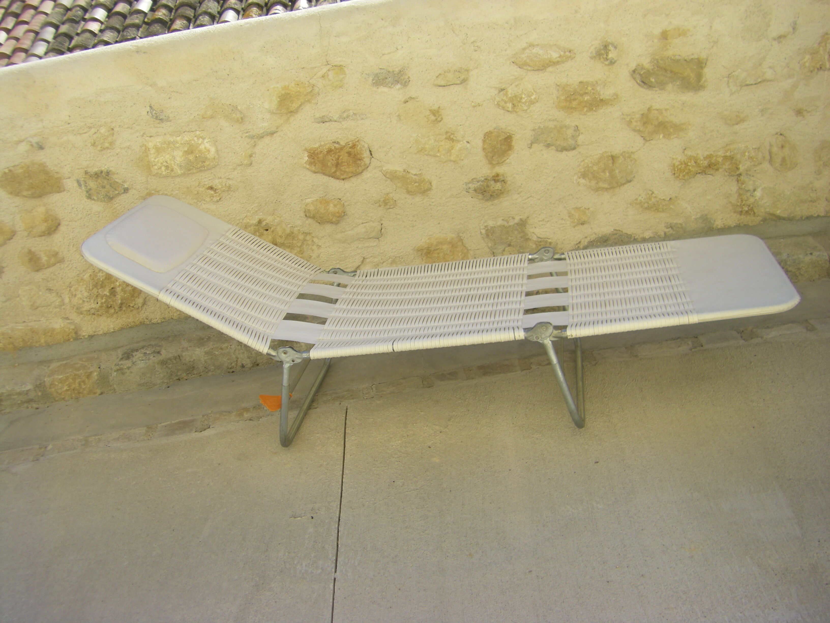 Vintage sunbathing chair