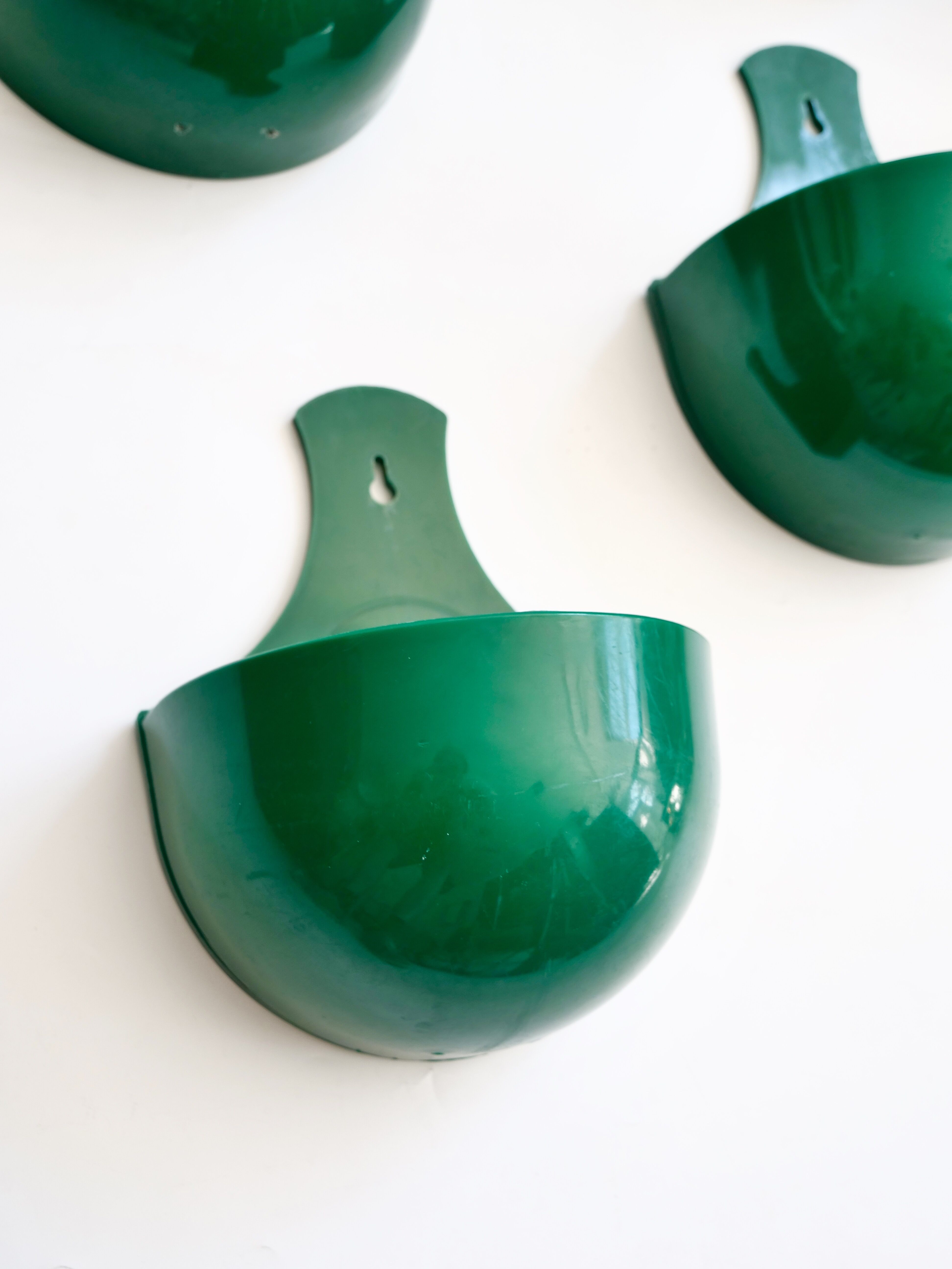 Set of 4 wall planter in green half-sphere
