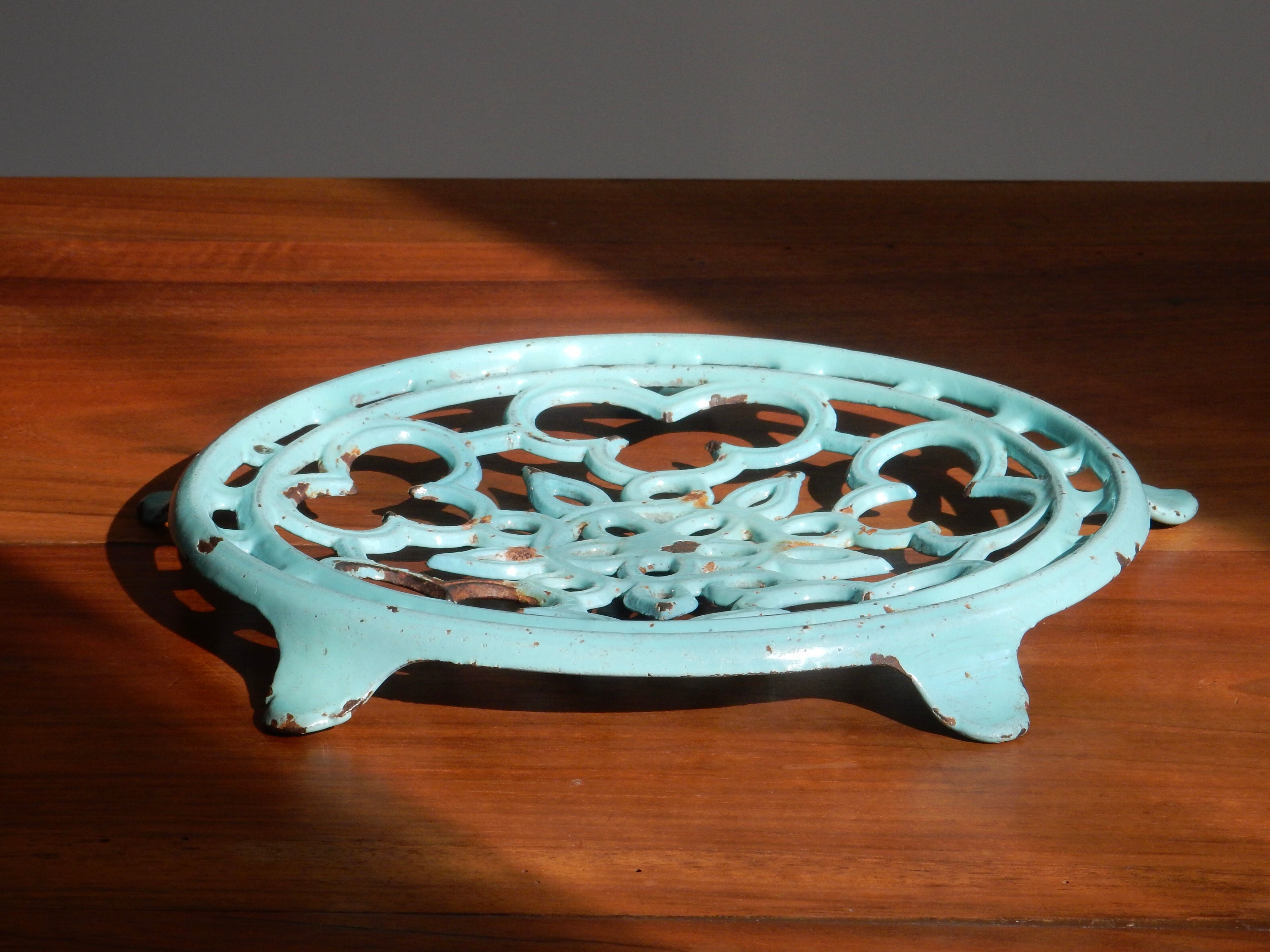 Blue enamelled cast iron flat