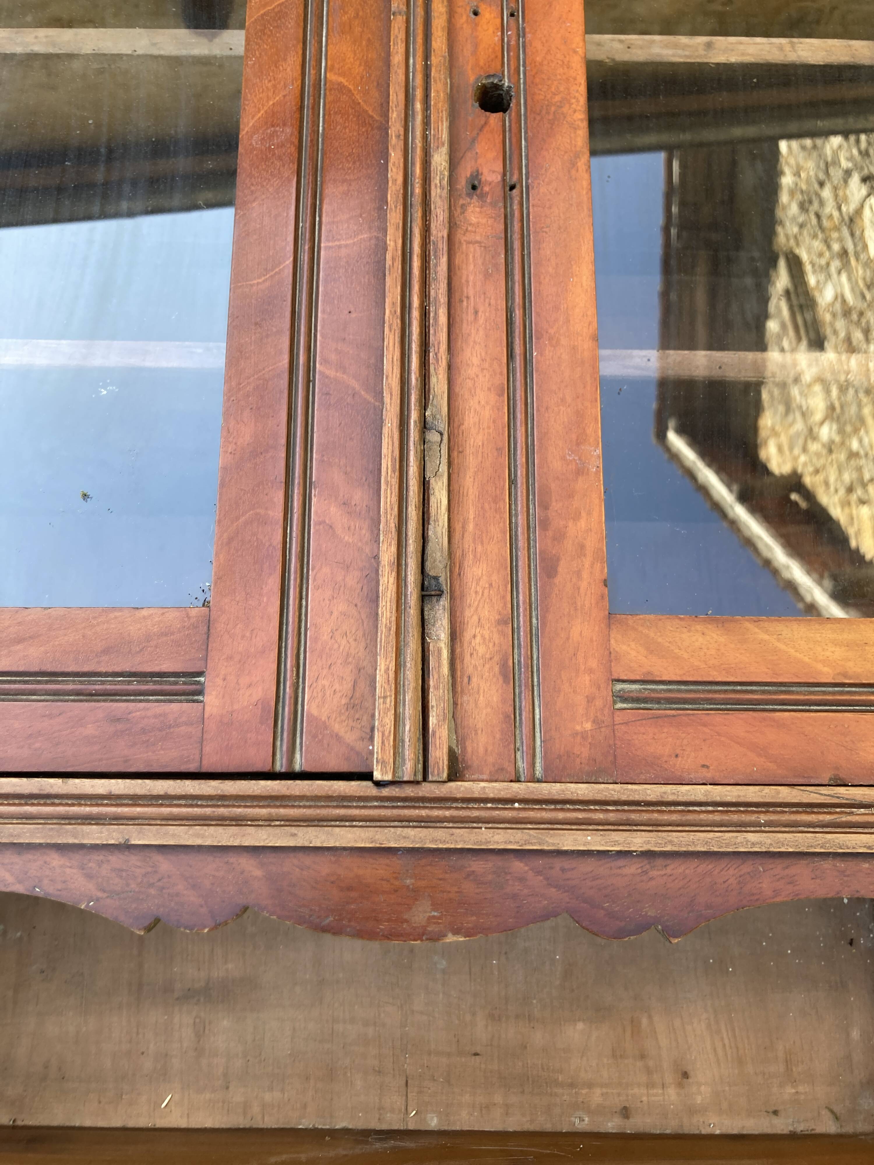 Wall display cabinet