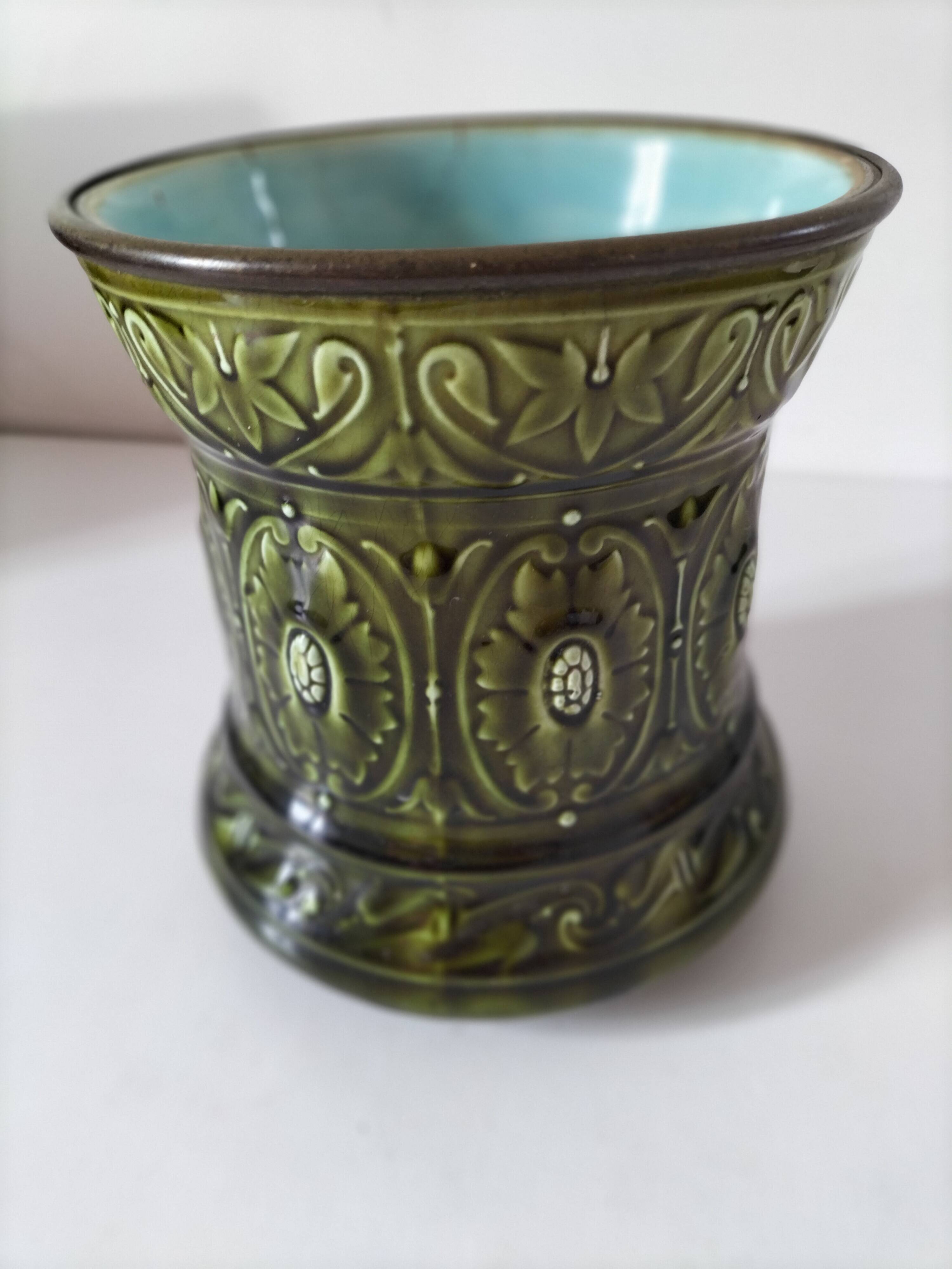 Old Sarreguemines cache-pot in Majolica style with relief decoration.