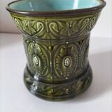 Old Sarreguemines cache-pot in Majolica style with relief decoration.