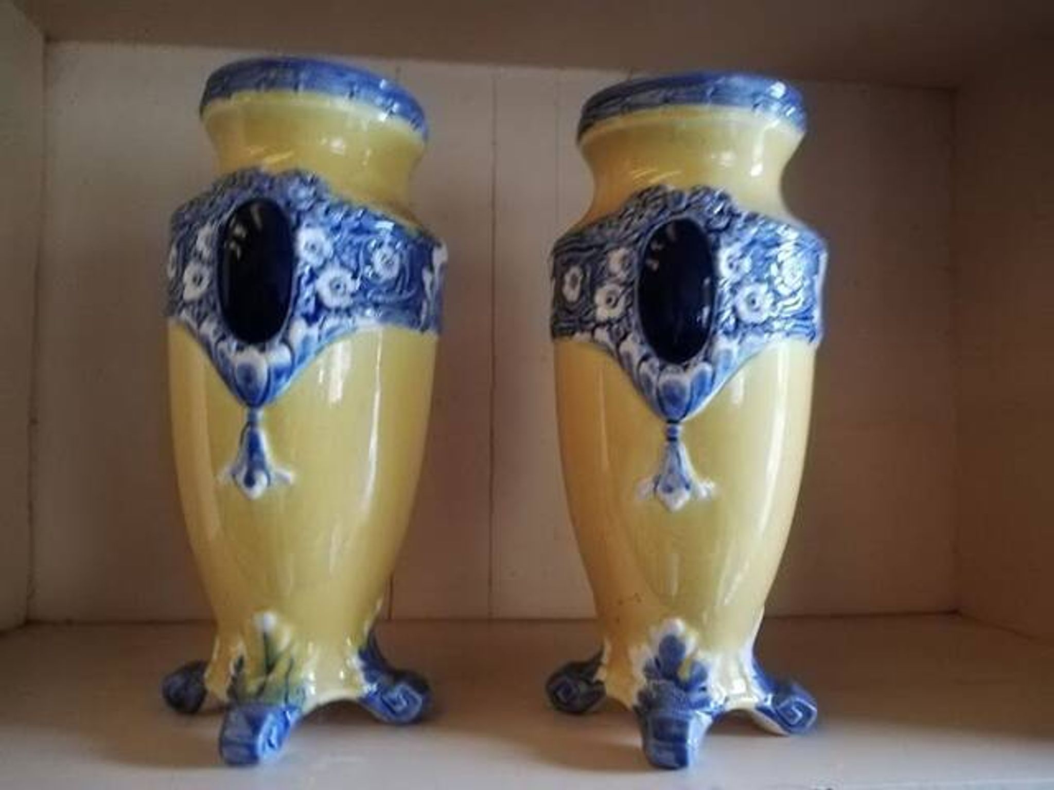 Paire de vases en barbotine