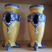 Paire de vases en barbotine