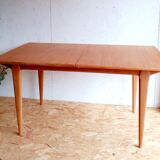 Table scandinave