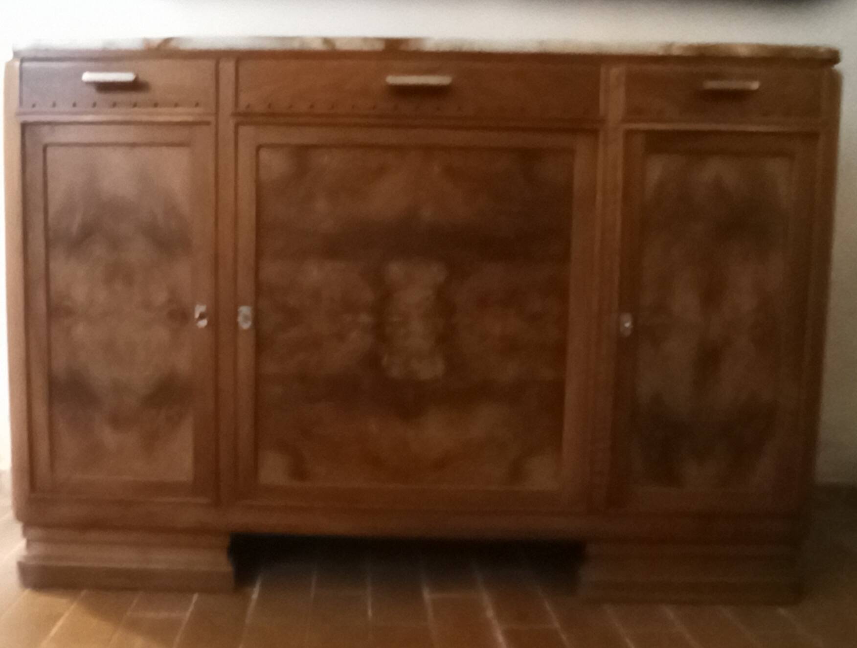 Low sideboard from the beginning of the twentieth century in walnut.