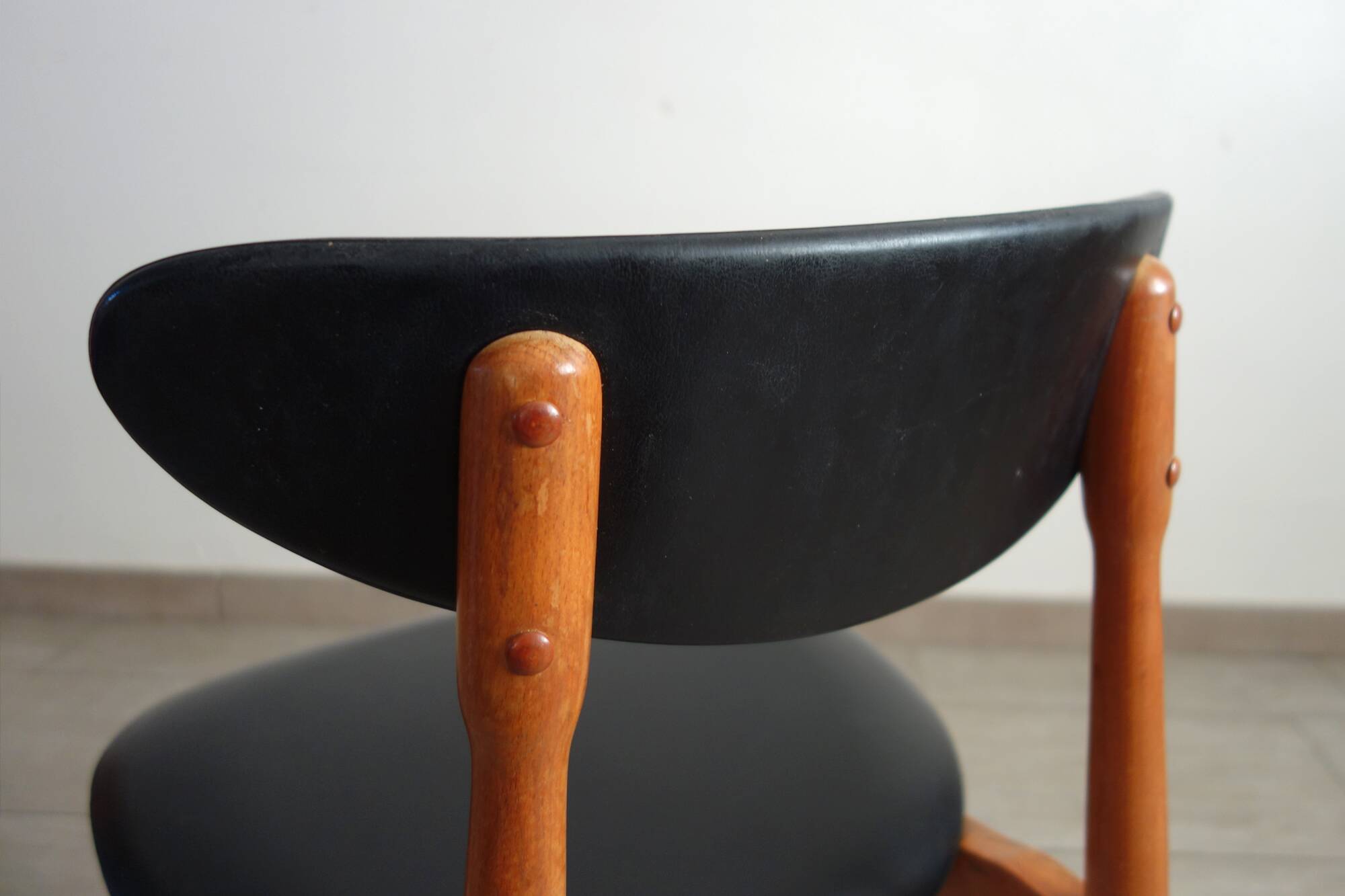Paire de chaises modèle Licorne de chez Baumann
