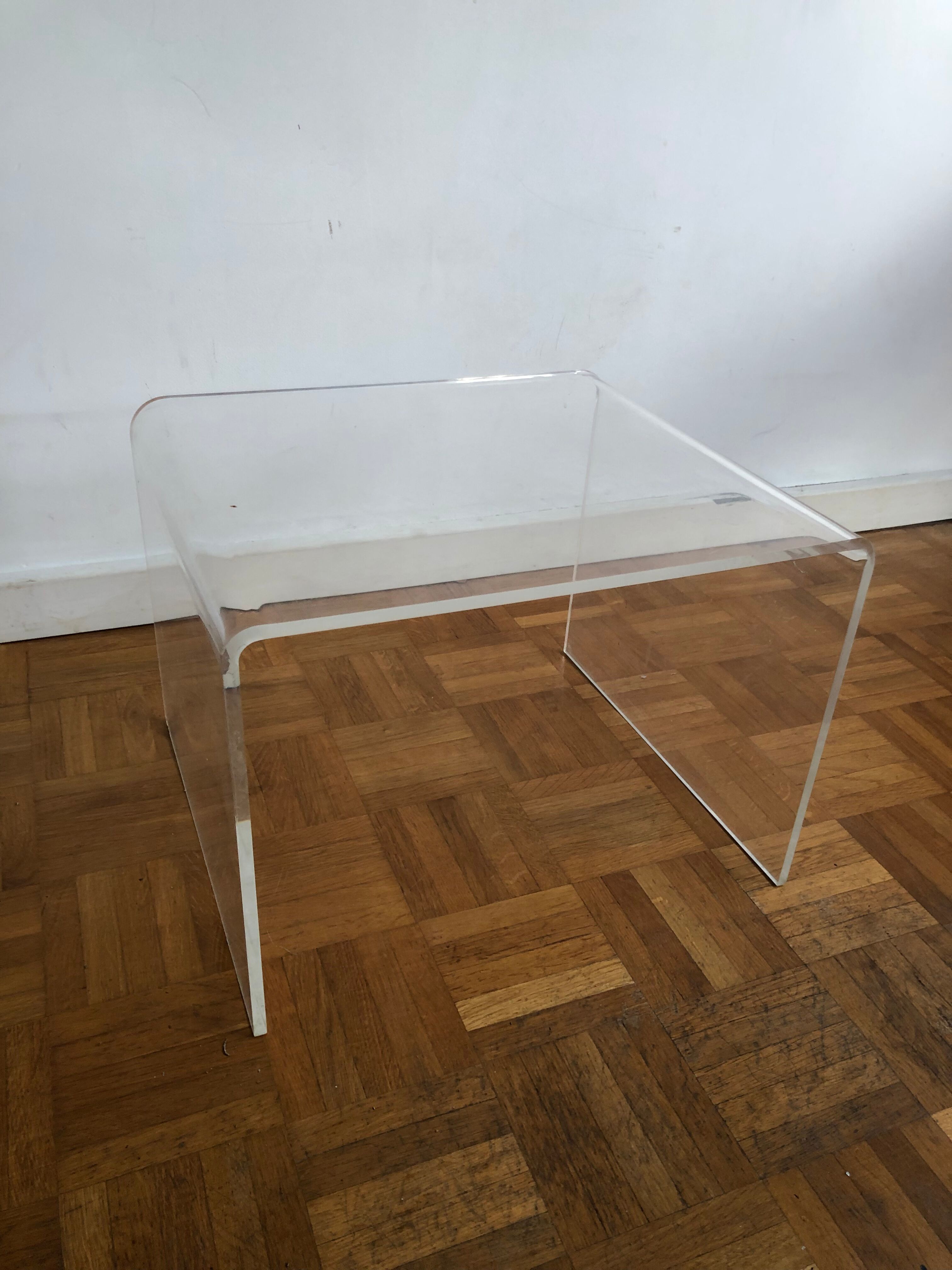 Bout de canapé en plexiglass design