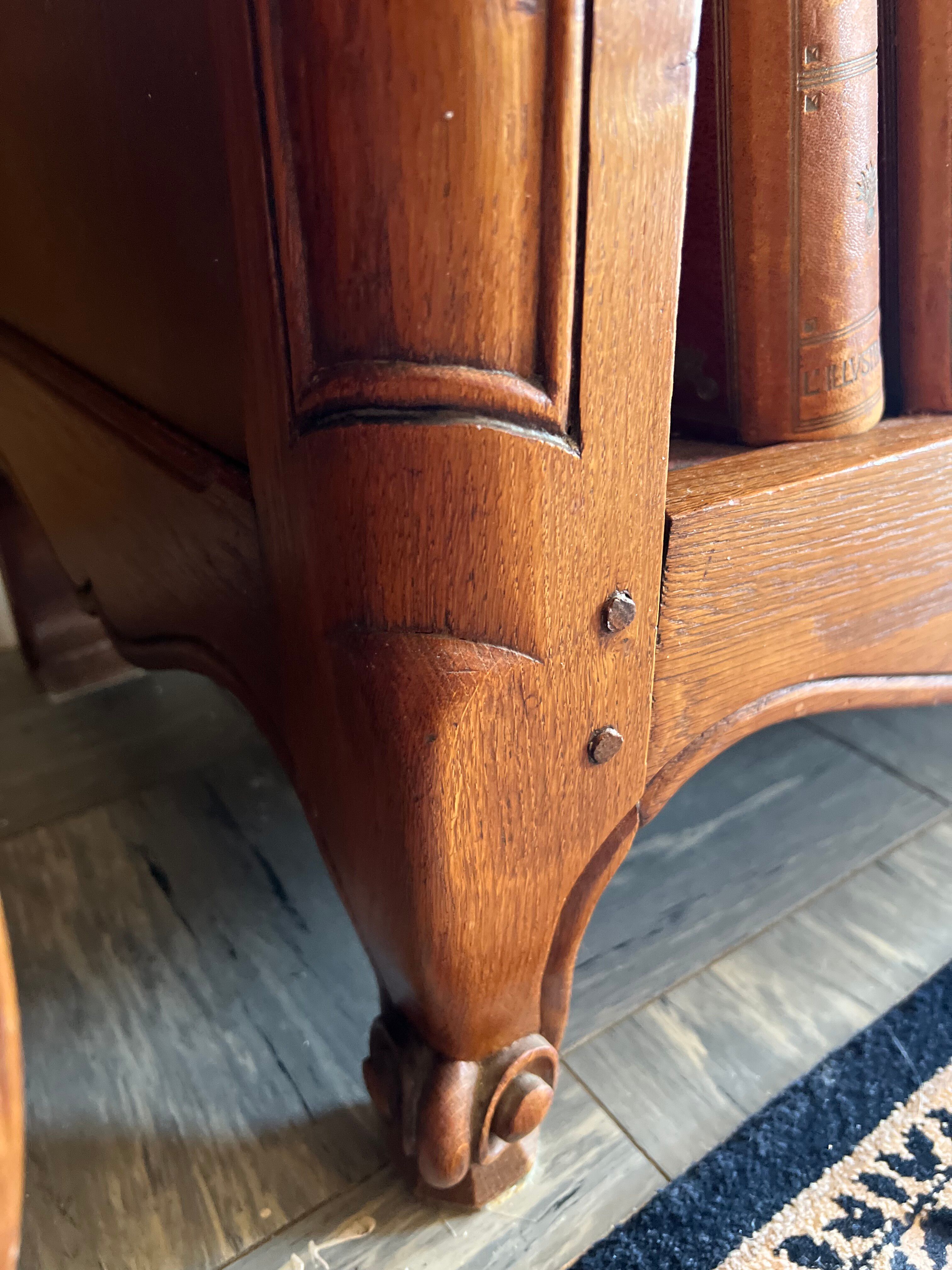 Bibliothèque ancienne en bois avec ornement sculptés bois