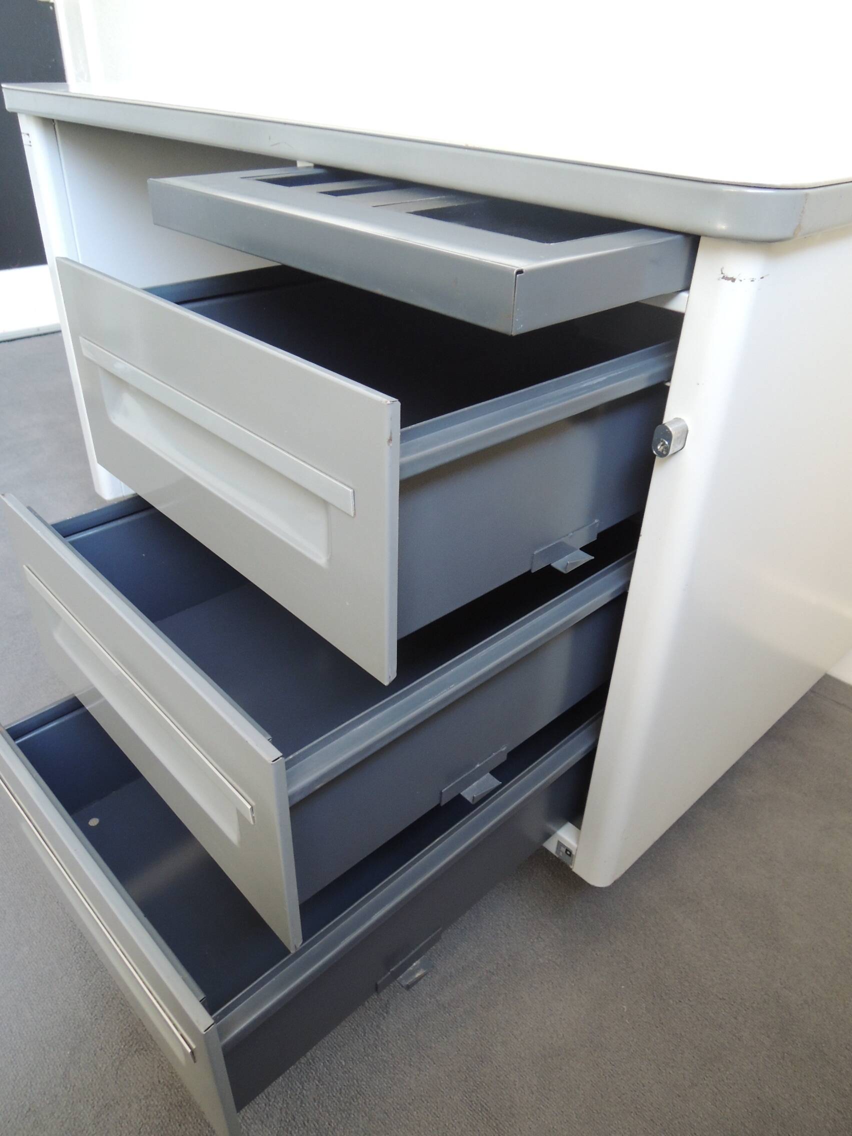 Bureau métallique