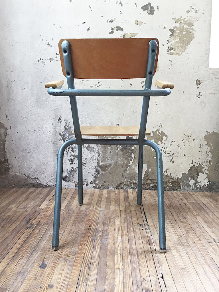 Master chair with armrests