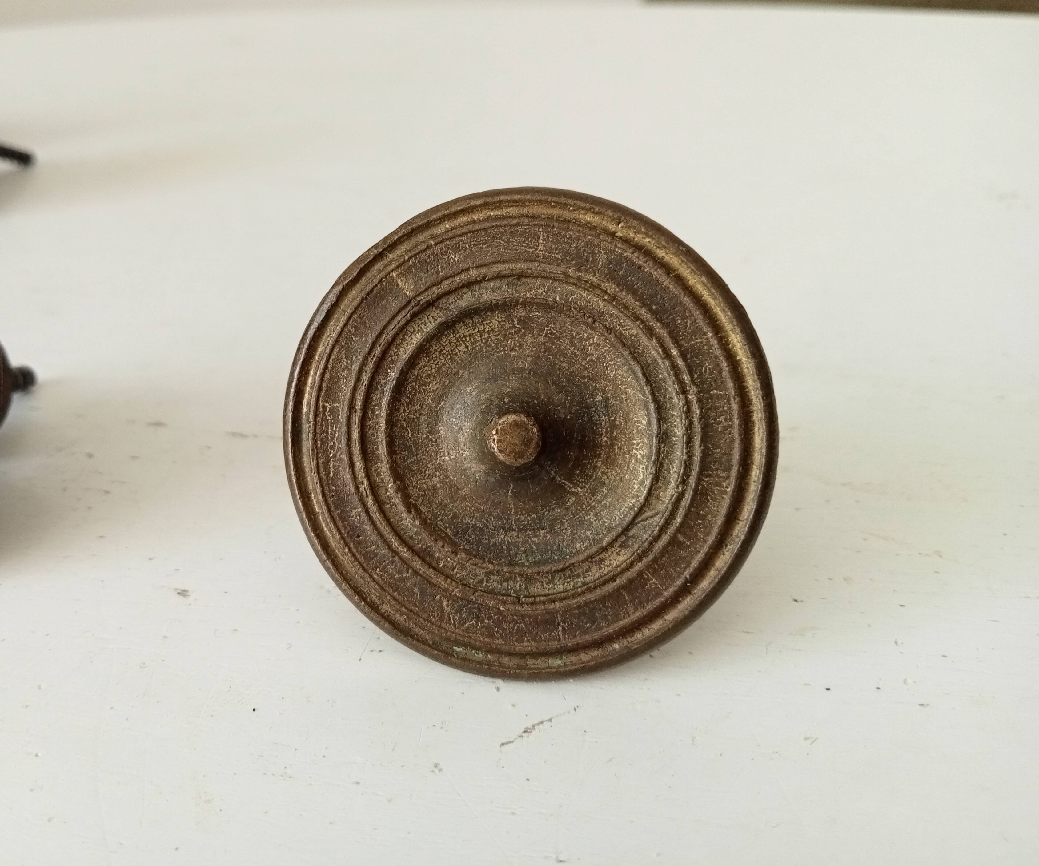 Paire de boutons de meuble ancien en bronze Empire XIXeme