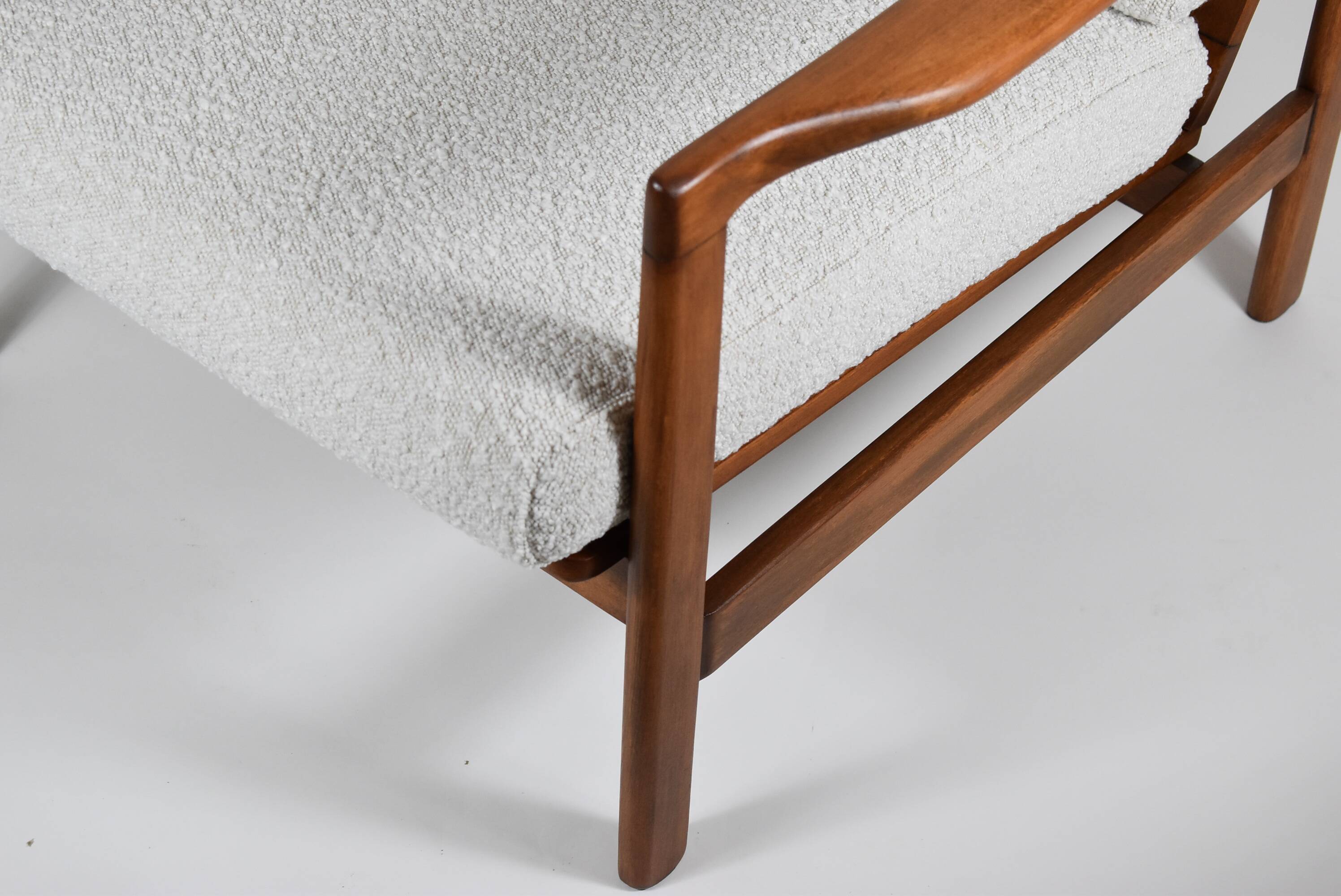 Fauteuil bouclé original, vintage, restauré, blanc, teck