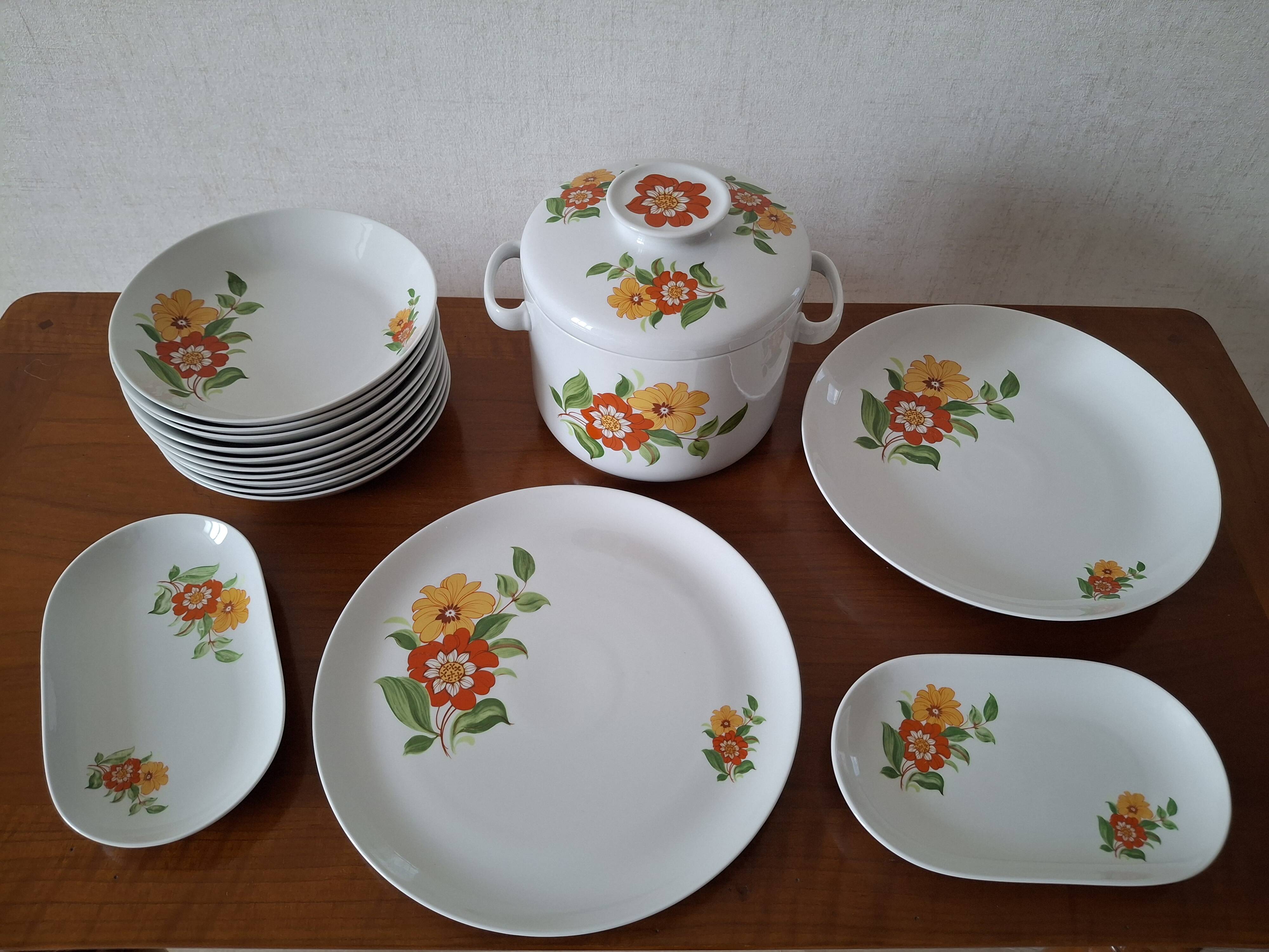 Vintage table service in Italian porcelain "Royal" with floral decoration.