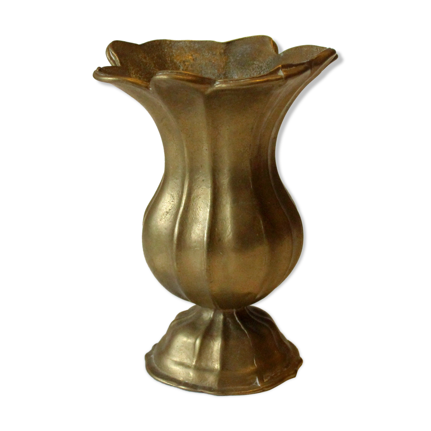 Vase en laiton solide et lourd, le dessus ressemble à un calyx, vintage