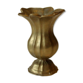 Vase en laiton solide et lourd, le dessus ressemble à un calyx, vintage