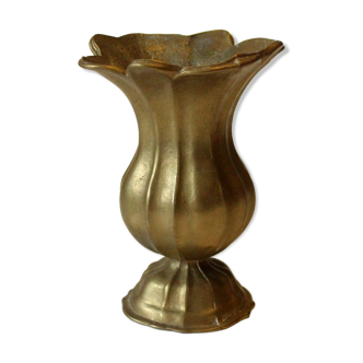 Vase en laiton solide et lourd, le dessus ressemble à un calyx, vintage