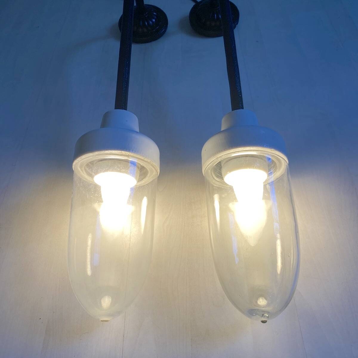 Pair of Art Deco wall lights in cast iron, glass and ceramic from the 1930s.