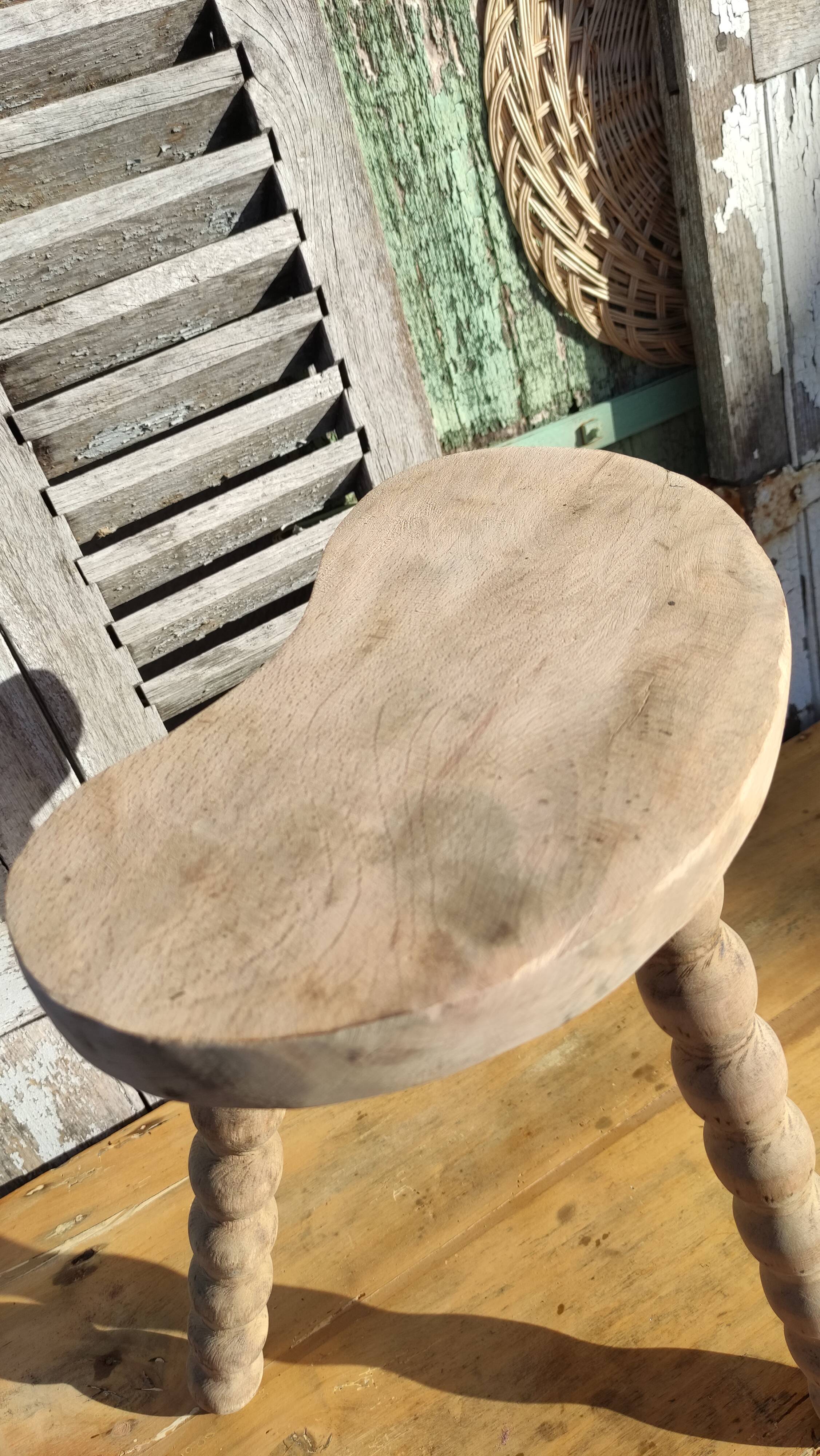 Tabouret tripode de vacher en bois brut