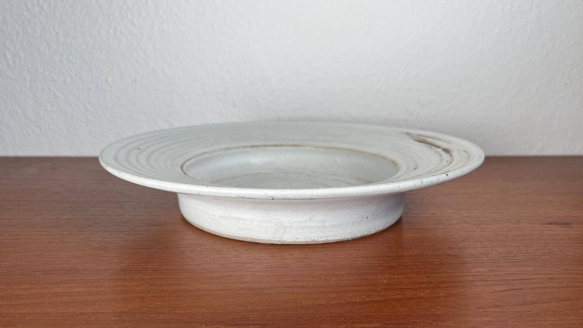 Mid-century modern minimalist studio pottery bowl from Pottestuen Keramik Frederikshavn, 1960s.