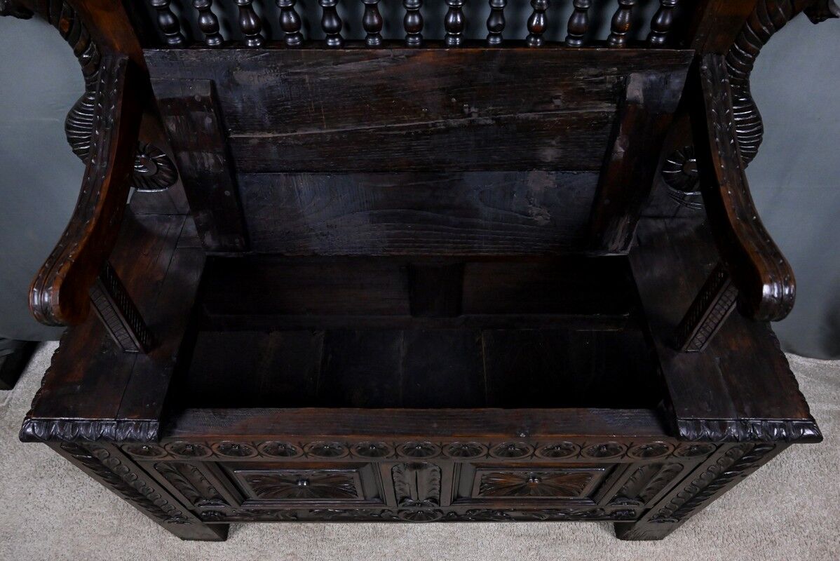 Banc coffre en chêne, style néo-gothique – début XXe