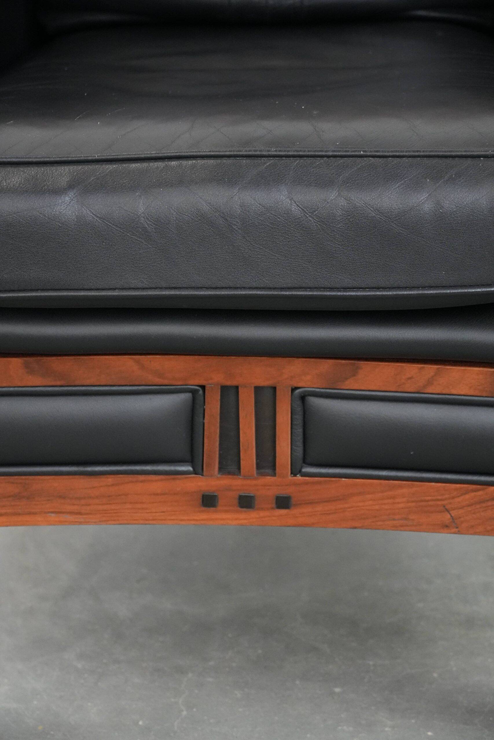 Fauteuil Art Déco en cuir noir et bois