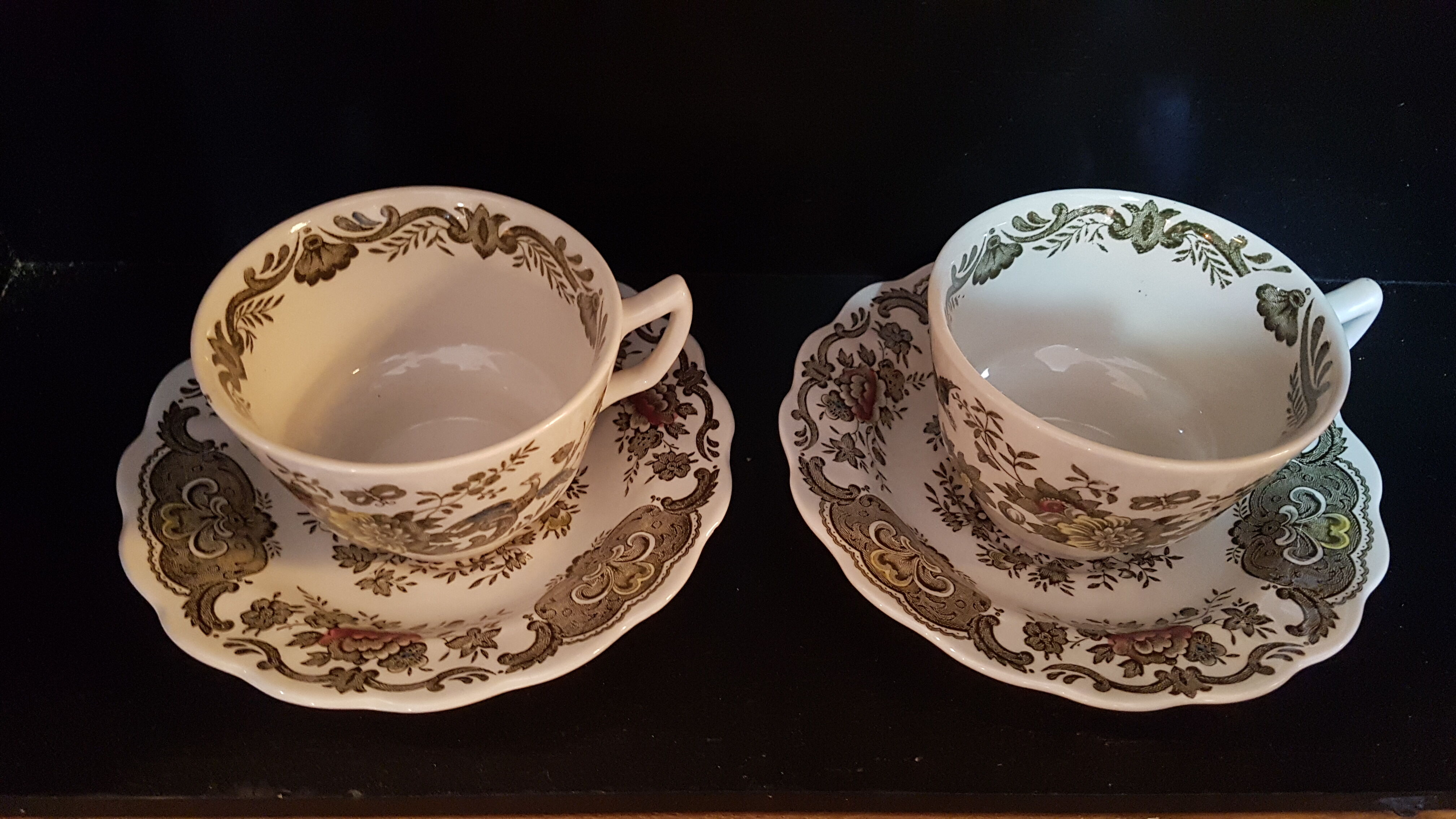 Set of 2 cups and saucers