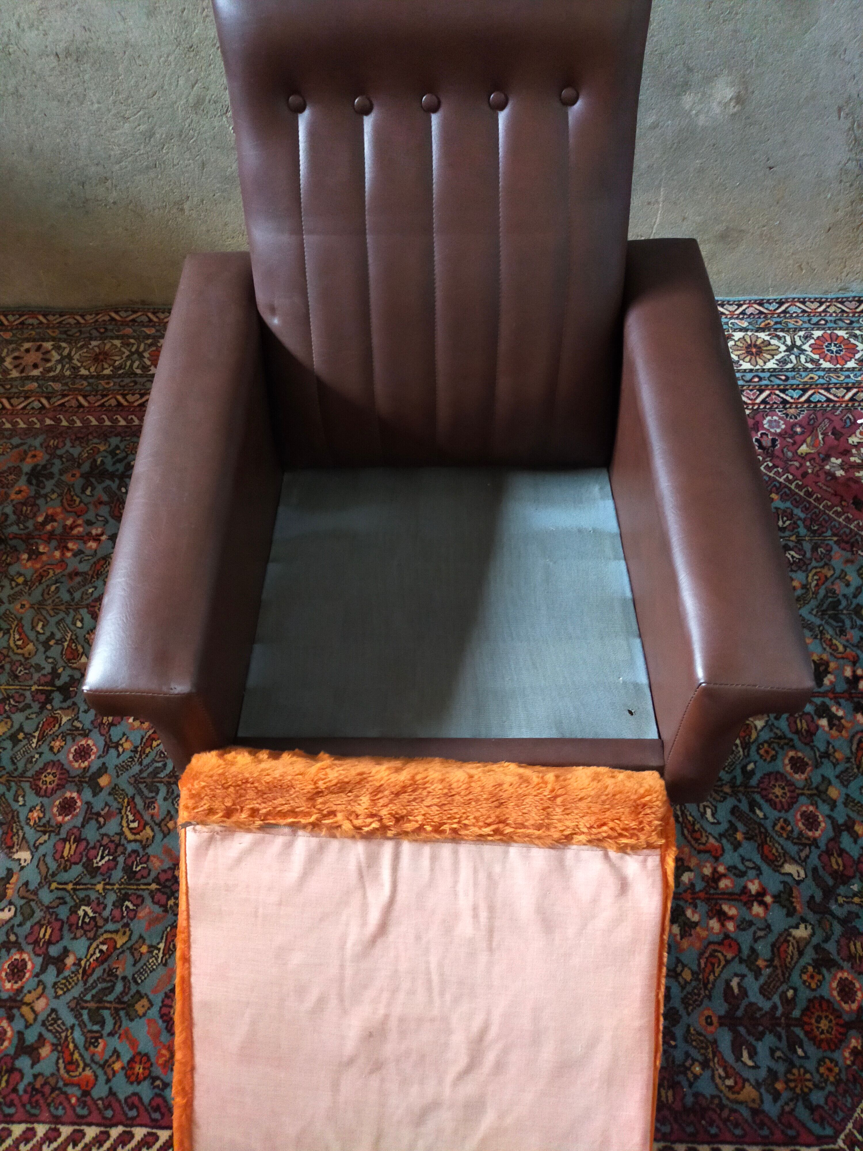Vintage armchair in skaï