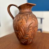 Ceramic pitcher imitating wood