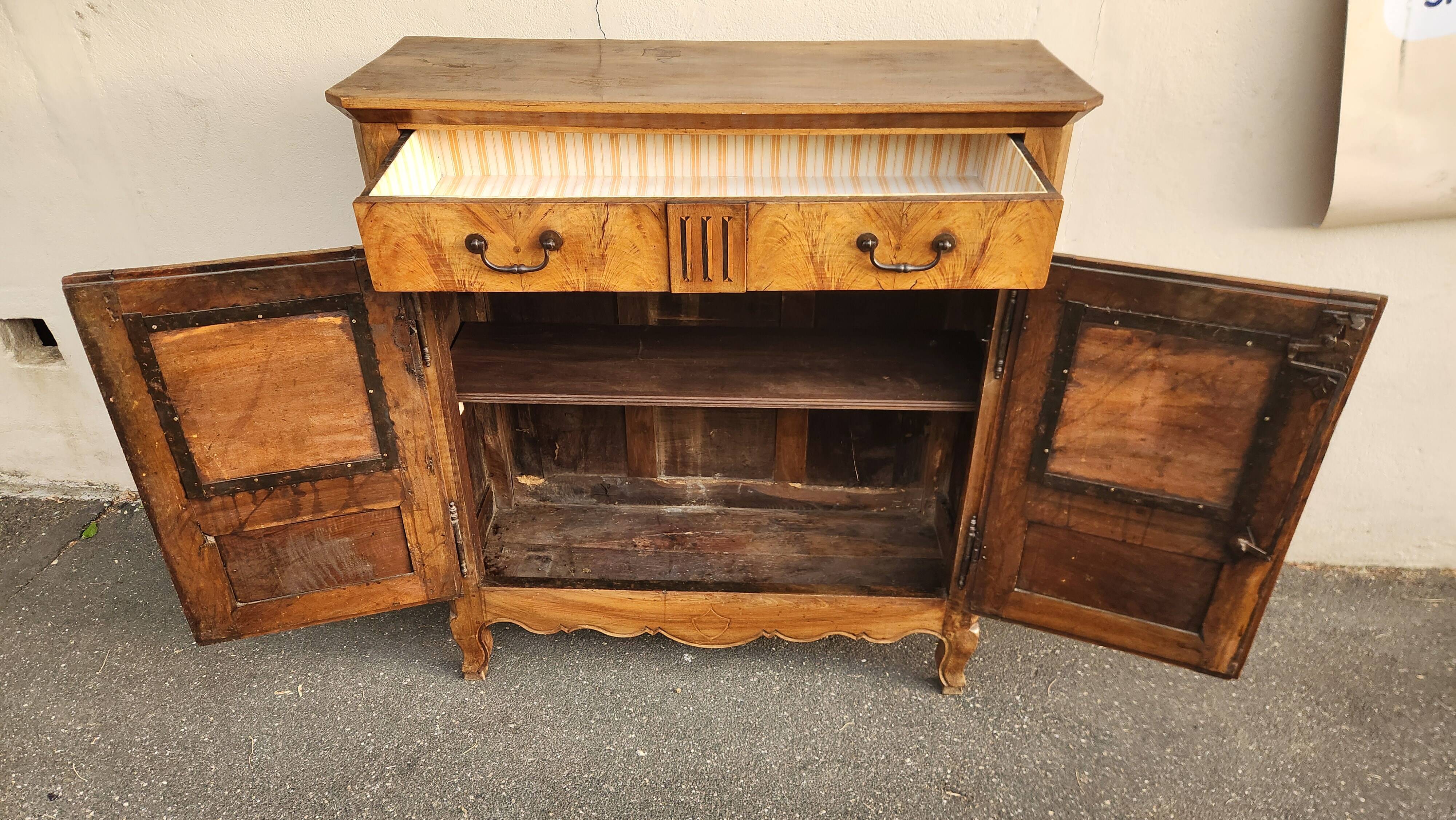 Buffet bas ancien en bois massif XVIII