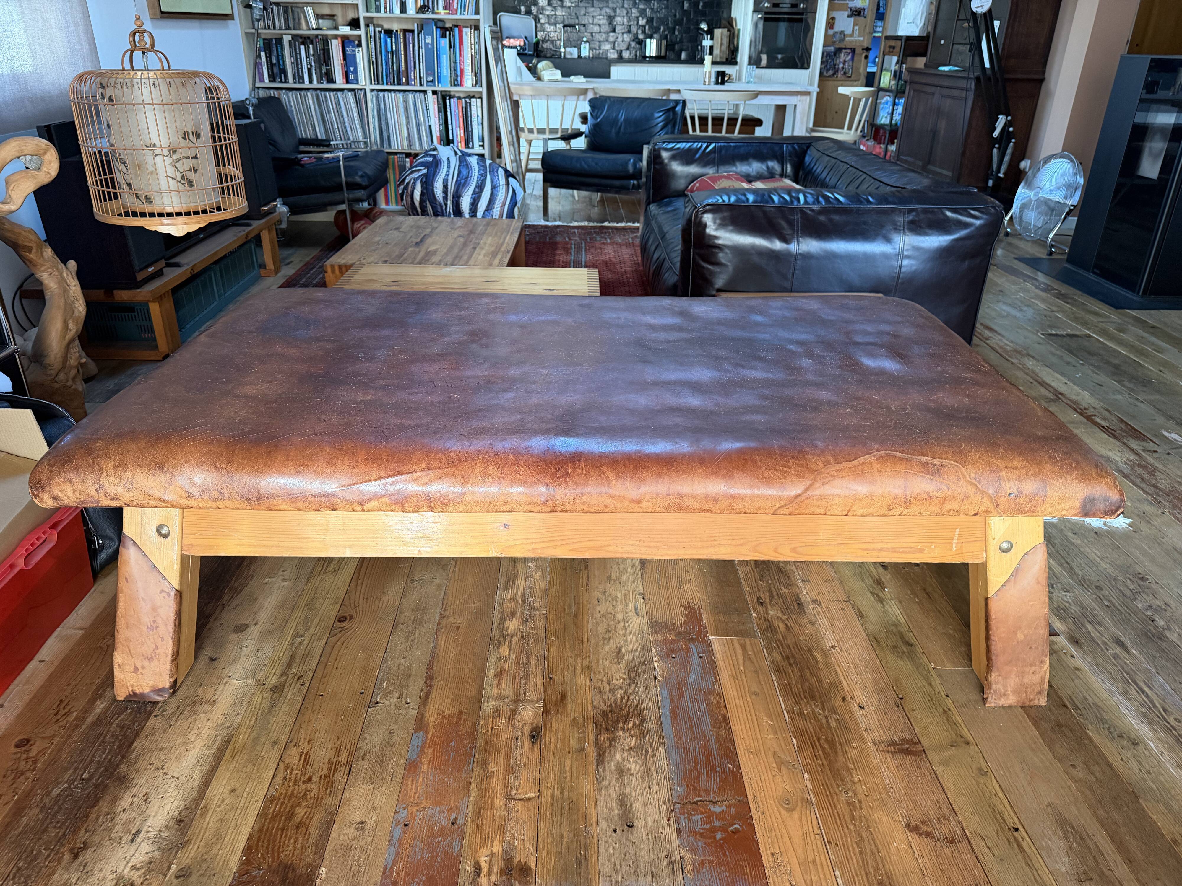 Antique gym bench in Havana leather and solid wood – 170 cm